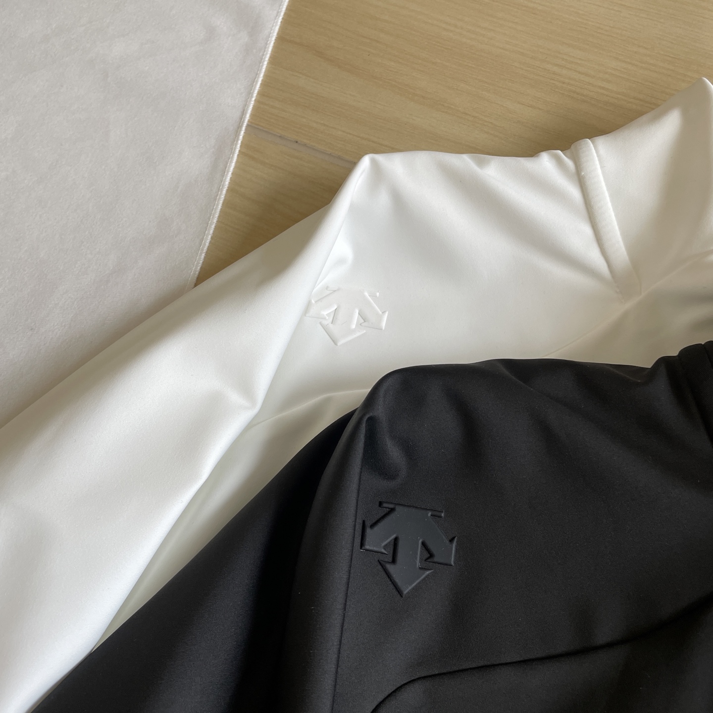 🖤细节图
速干系列🆕🖤DESCENTE / 迪桑特25年春季新品同色硅胶立体⬇️印花半拉链速干卫衣长袖 