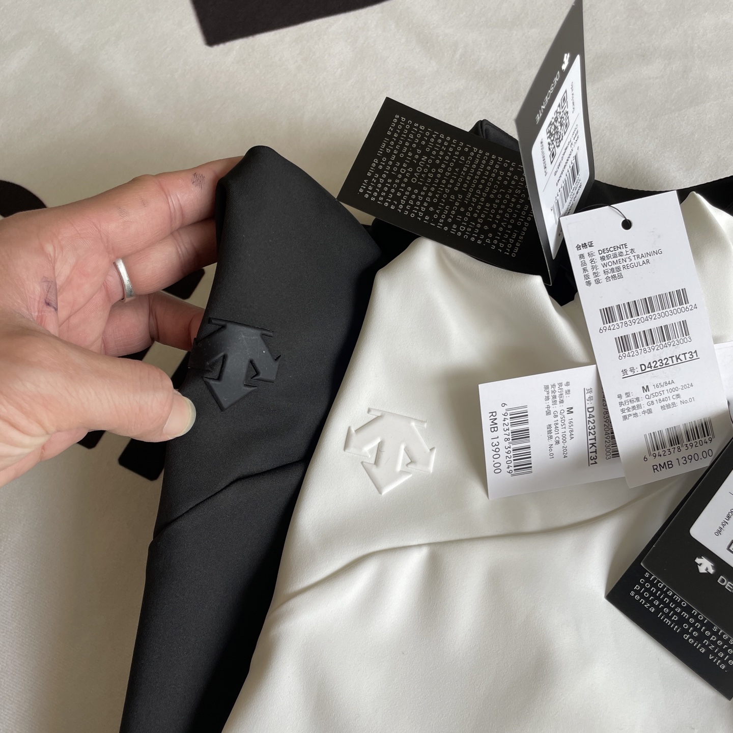 🖤细节图
速干系列🆕🖤DESCENTE / 迪桑特25年春季新品同色硅胶立体⬇️印花半拉链速干卫衣长袖 