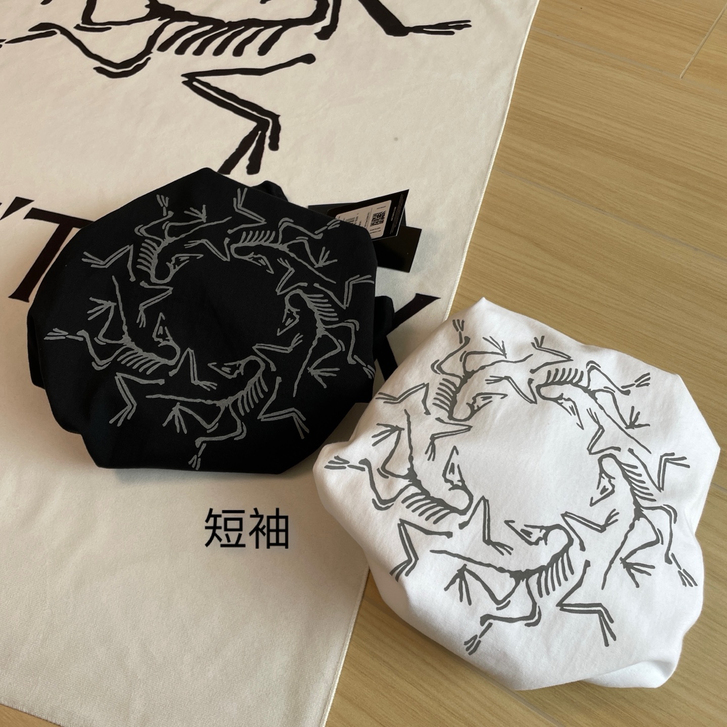🖤细节图
小红书爆款🆕🖤ARC'TERYX /# 始祖鸟两色反光万花筒3M反光男女同款短袖T恤。
ARC