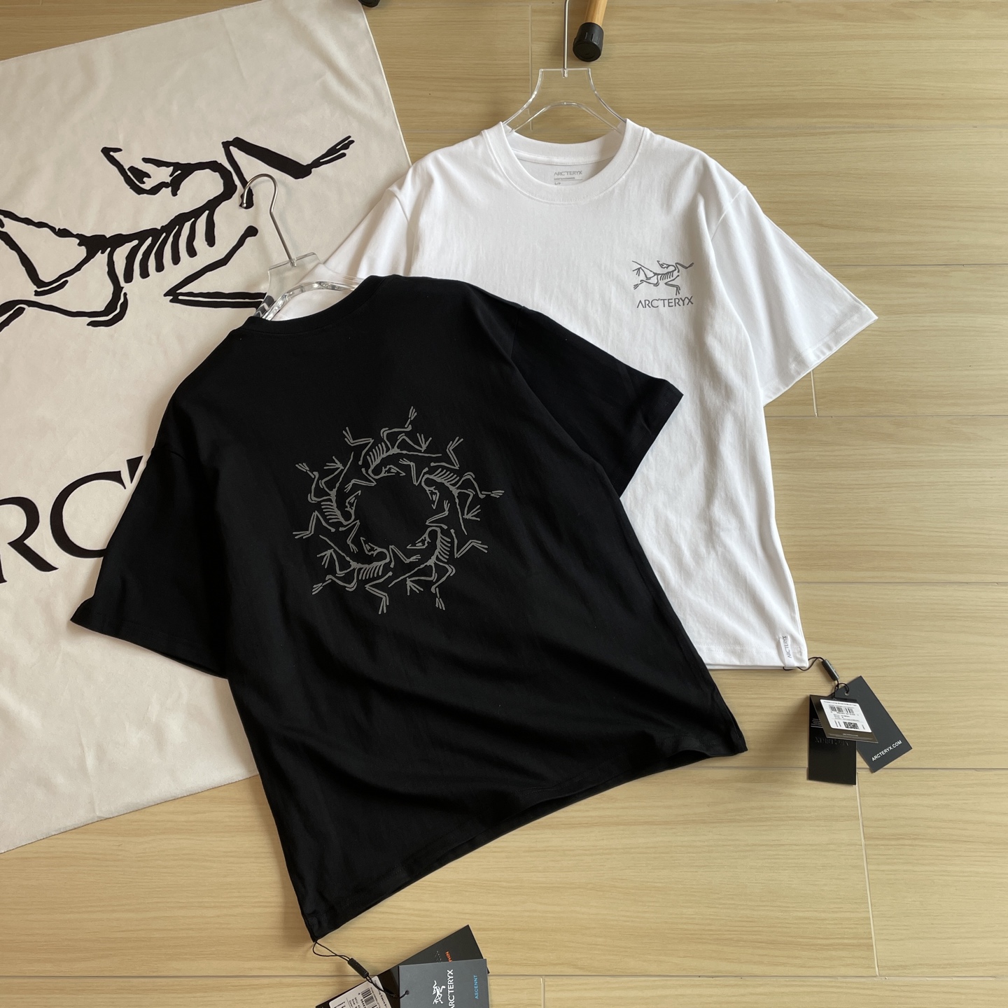 🖤主图
小红书爆款🆕🖤ARC'TERYX /# 始祖鸟两色反光万花筒3M反光男女同款短袖T恤。
ARC'