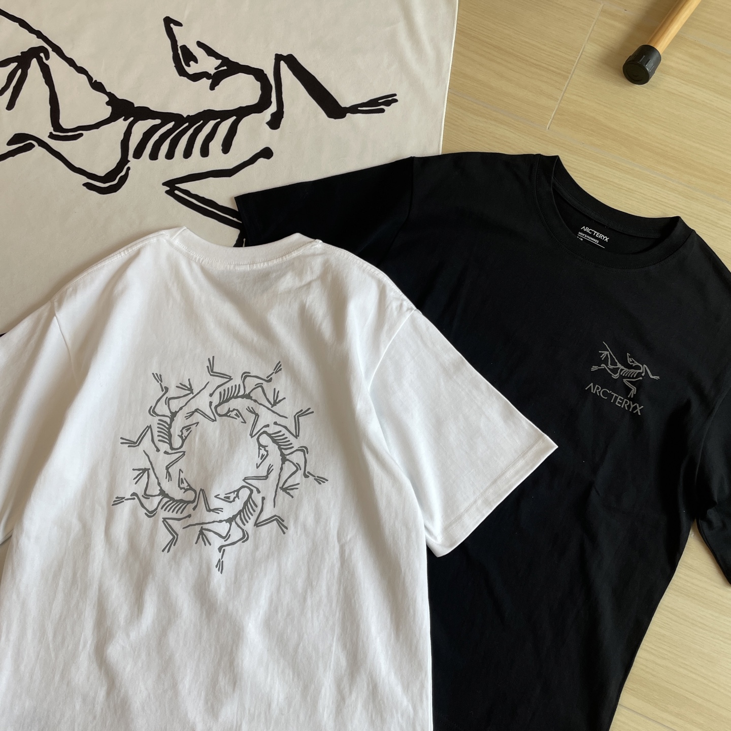 🖤主图
小红书爆款🆕🖤ARC'TERYX /# 始祖鸟两色反光万花筒3M反光男女同款短袖T恤。
ARC'