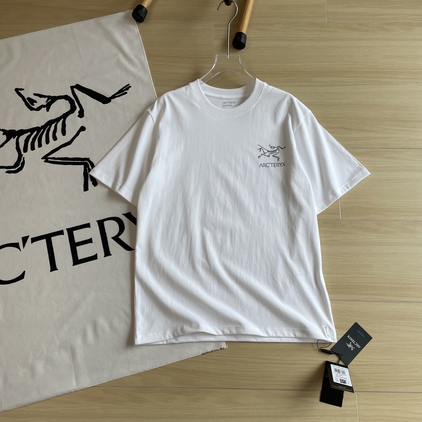🖤主图
小红书爆款🆕🖤ARC'TERYX /# 始祖鸟两色反光万花筒3M反光男女同款短袖T恤。
ARC'