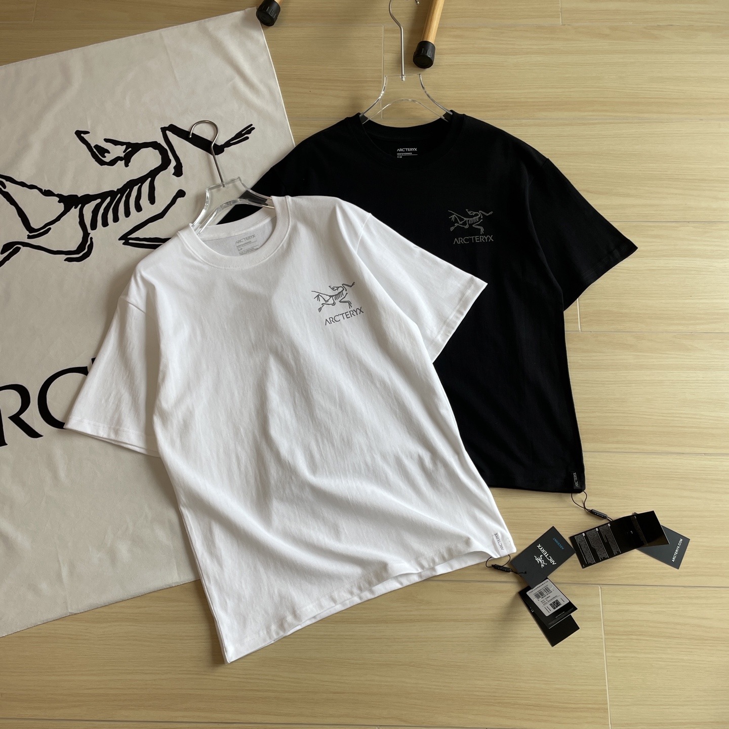 🖤主图
小红书爆款🆕🖤ARC'TERYX /# 始祖鸟两色反光万花筒3M反光男女同款短袖T恤。
ARC'