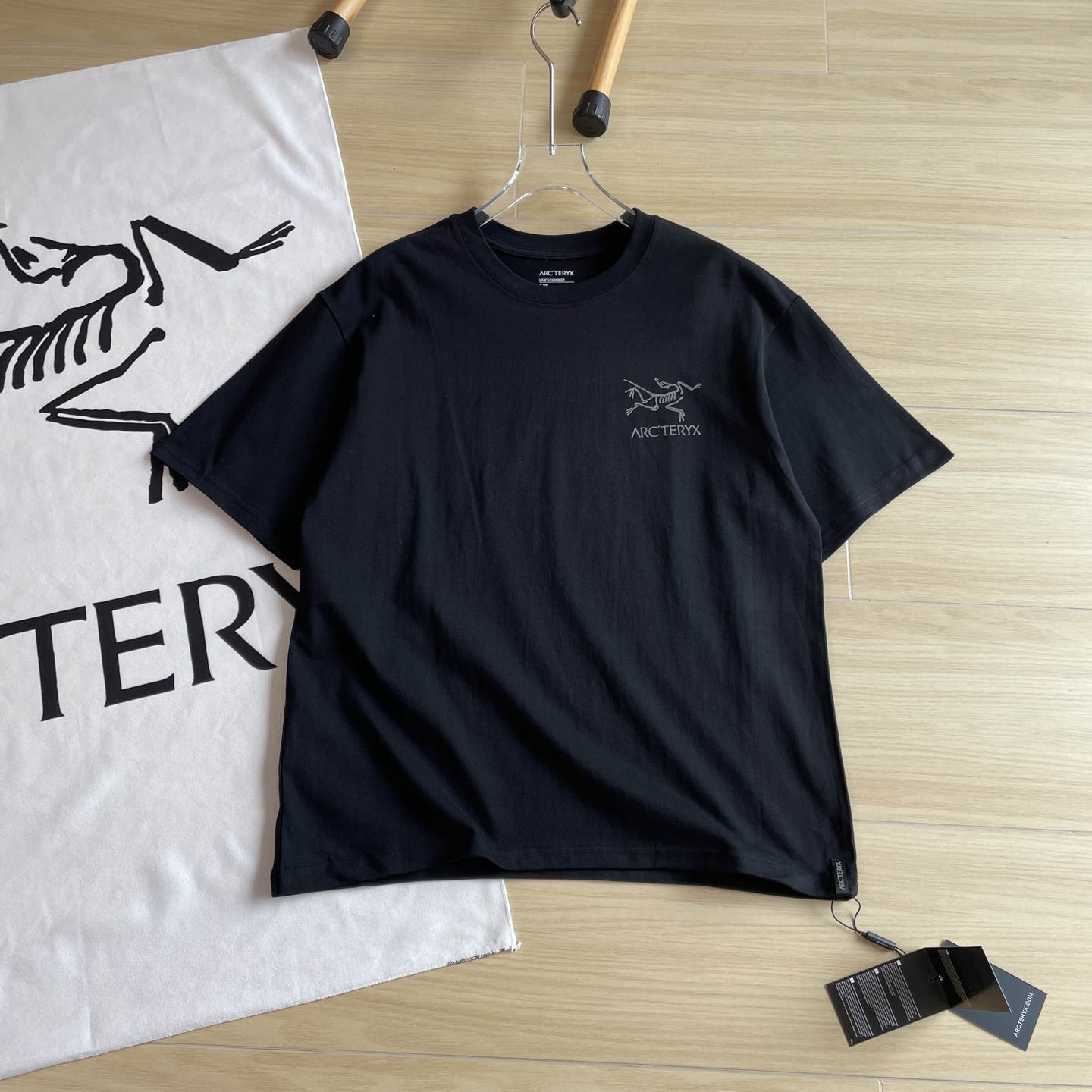 🖤主图
小红书爆款🆕🖤ARC'TERYX /# 始祖鸟两色反光万花筒3M反光男女同款短袖T恤。
ARC'