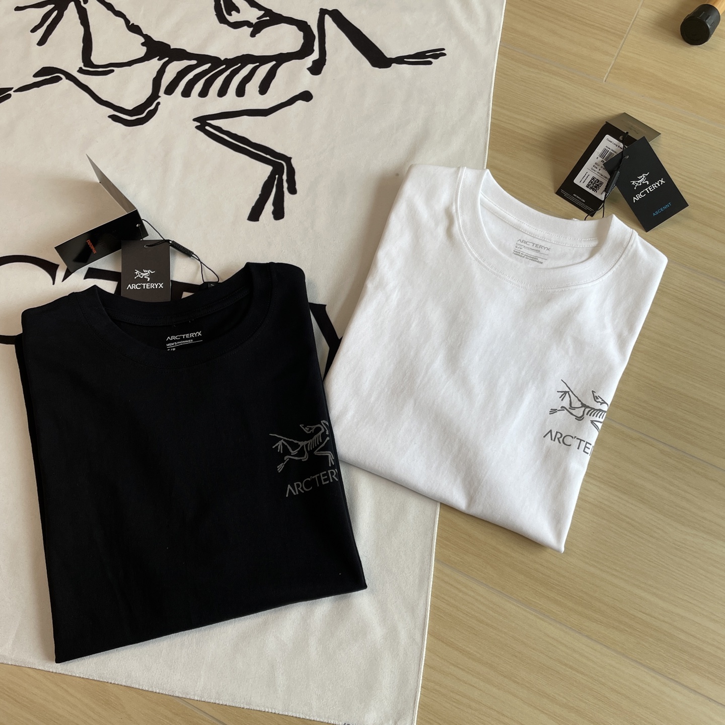 🖤主图
小红书爆款🆕🖤ARC'TERYX /# 始祖鸟两色反光万花筒3M反光男女同款短袖T恤。
ARC'