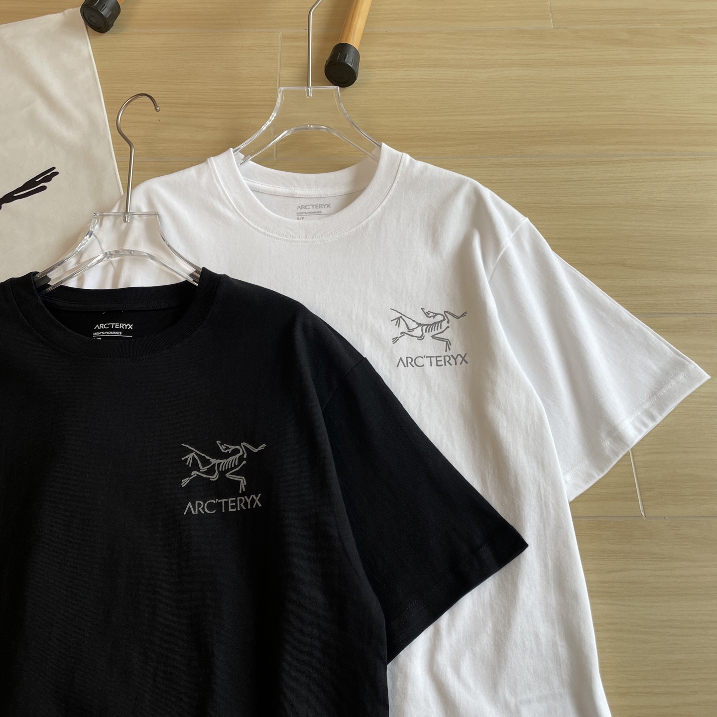 🖤主图
小红书爆款🆕🖤ARC'TERYX /# 始祖鸟两色反光万花筒3M反光男女同款短袖T恤。
ARC'