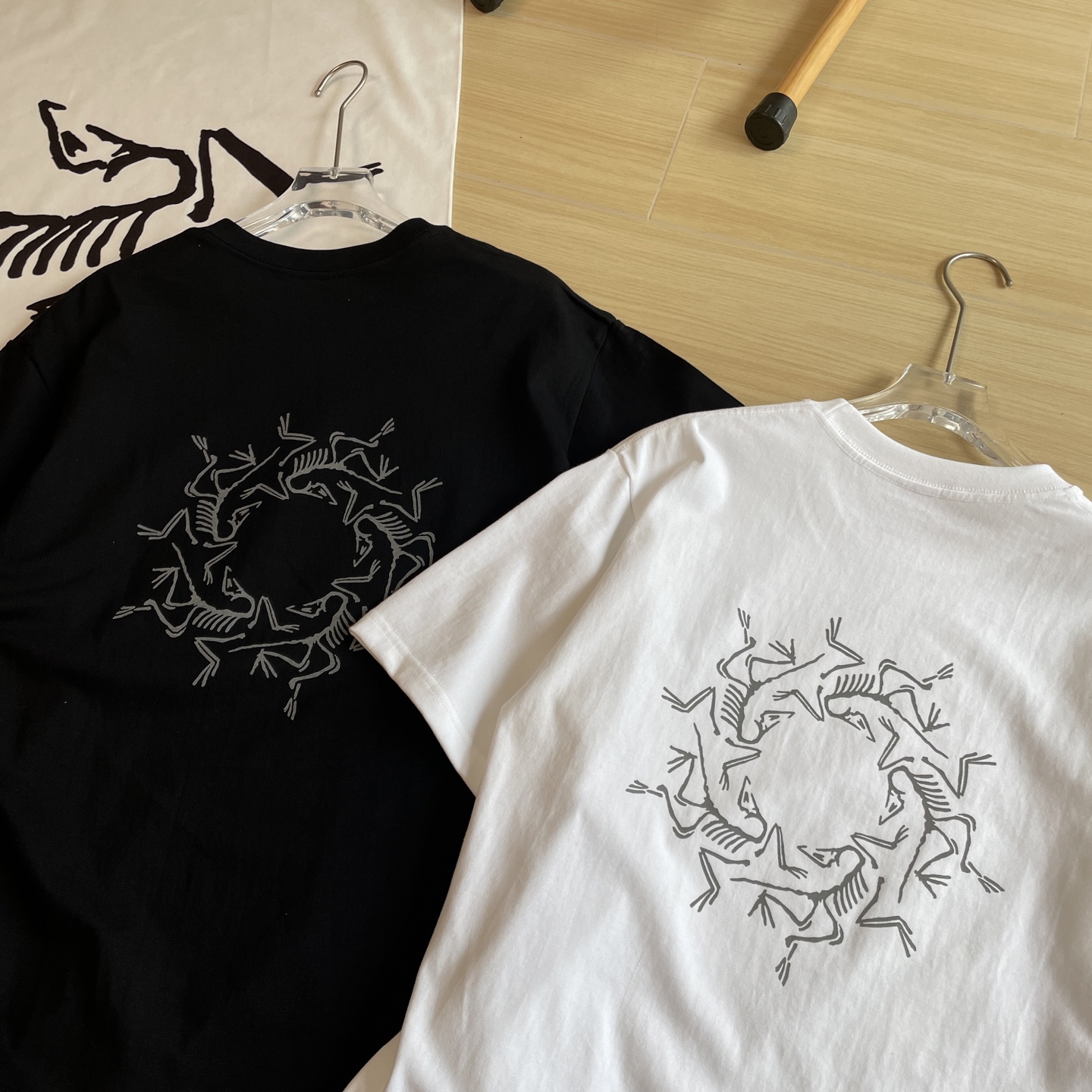 🖤主图
小红书爆款🆕🖤ARC'TERYX /# 始祖鸟两色反光万花筒3M反光男女同款短袖T恤。
ARC'