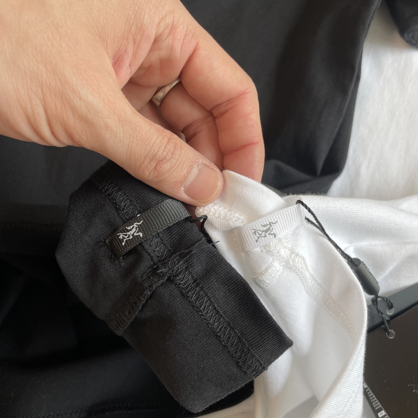 🖤细节图
小红书爆款🆕🖤ARC'TERYX /# 始祖鸟两色反光万花筒3M反光男女同款短袖T恤。
ARC