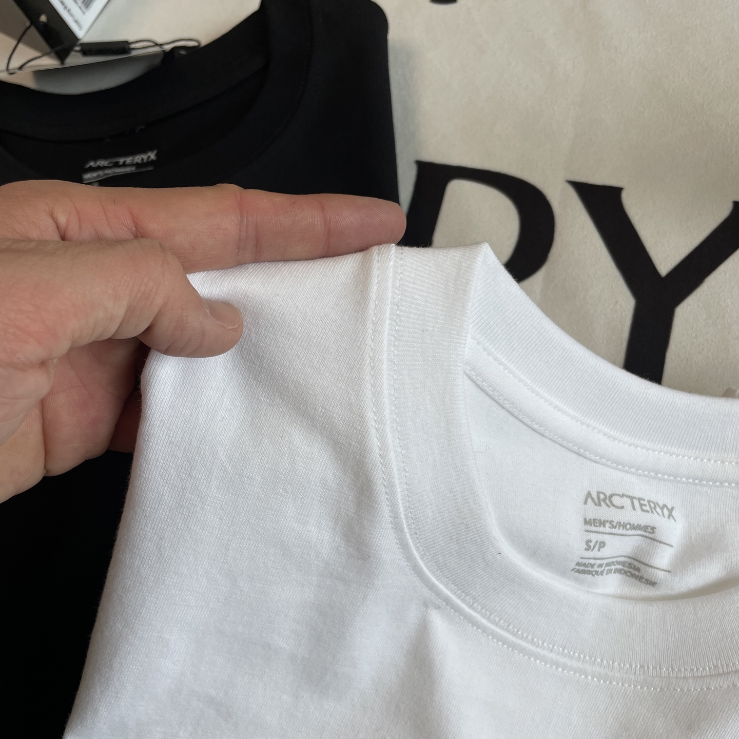 🖤细节图
小红书爆款🆕🖤ARC'TERYX /# 始祖鸟两色反光万花筒3M反光男女同款短袖T恤。
ARC