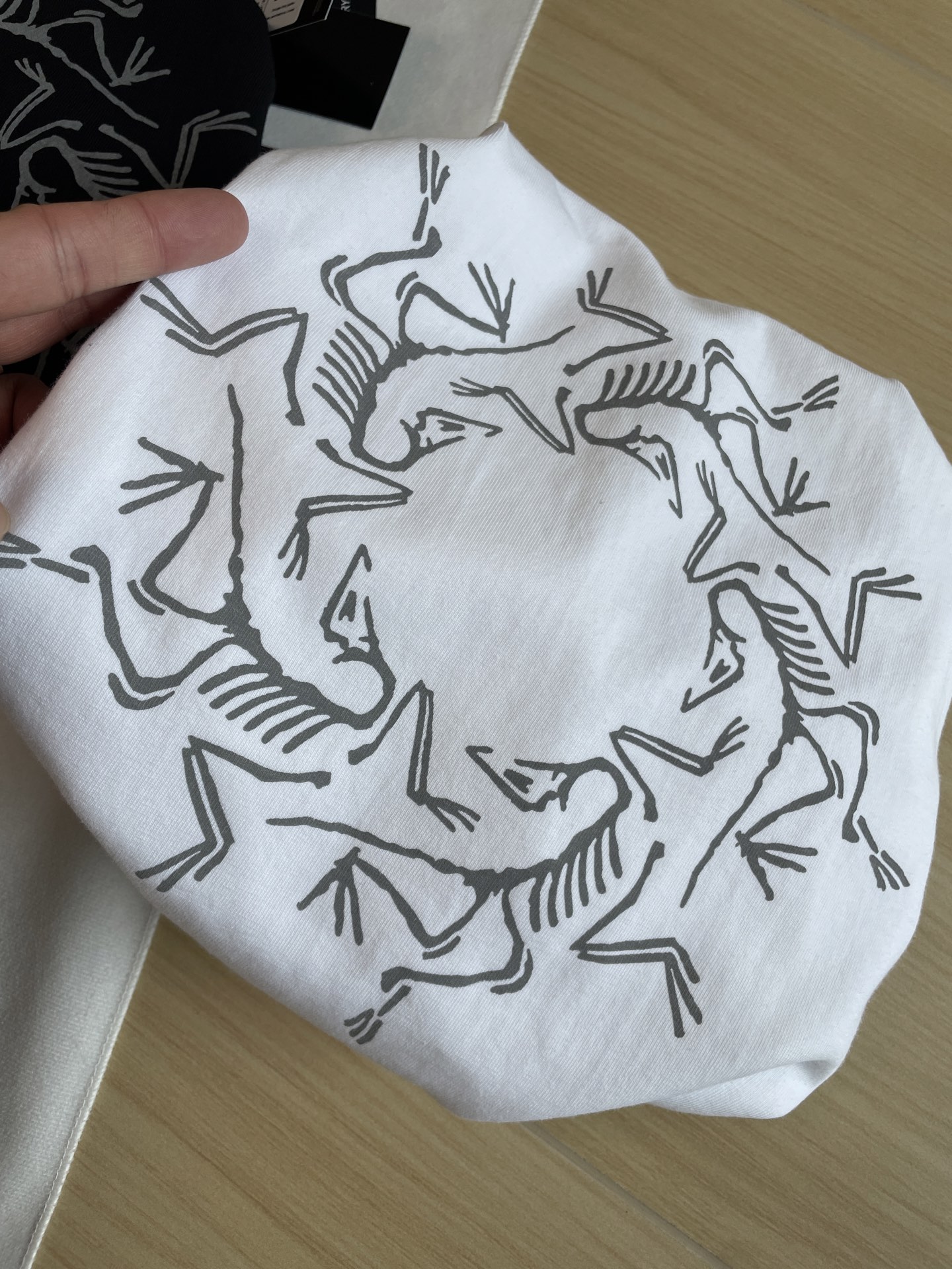 🖤细节图
小红书爆款🆕🖤ARC'TERYX /# 始祖鸟两色反光万花筒3M反光男女同款短袖T恤。
ARC