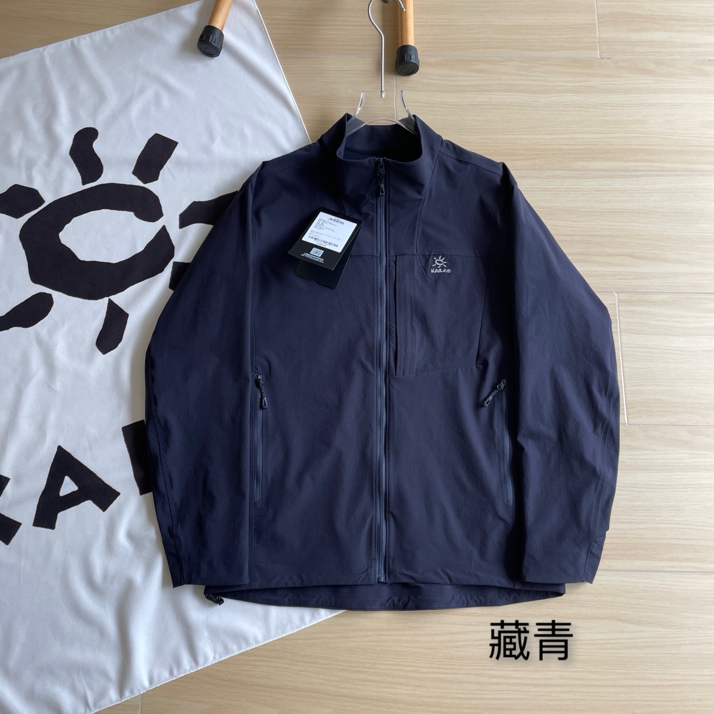 高标准选精品✨通版多擦亮👀,🐮货冲冲冲 🖤主图💰350
夏季单层外套🆕🖤KAILAS / 凯乐石立领夹克外套全身无缝压胶薄款外套
六色齐发五一节假日出游必备
KAILAS凯乐石双色匠心品质M8早春春季登山户外防风防水立领夹克外套 区别市场通货 胸前重工经典刺绣logo//软壳外套的版型设计经过精心考量,既贴合人体曲线,又给予身体充分的活动空间,无论是日常出行还是户外运动,都能让您行动自如。而且,多种时尚颜色可供选择,满足您不同的审美需求。专业的户外三防软壳材质,致密梭织哑光肌理,防泼、抗风、耐脏、抗皱。里面有一层透气孔面料!厚实并且亲肤性很好 我们的冲锋衣外套,采用先进的科技面料,兼具卓越的功能性与时尚的外观设计。其出色的防风性能,能有效阻挡寒风侵袭,为您带来温暖的呵护。同时,良好的防水特性,让您在面对小雨等潮湿天气时也能从容不迫。 注重细节,在这款冲锋衣上也不遗余力。精致的拉链、牢固的缝线、使用的隐形口袋设计,每一个细节都彰显着品质与用心 此款外套非常百搭,日常上班 户外运动都可以穿着,所以无论您平时穿或者户外穿都是您的最佳选择
颜色 : 黑色/橘色/绿色/藏青/蓝色/莫奈灰
尺码 : S-XXL
S M L XL XXL
衣长68.5 70 71.5 73 73.5
胸围120 123 126 129 131
袖长 58 59.5 61 62.5 64