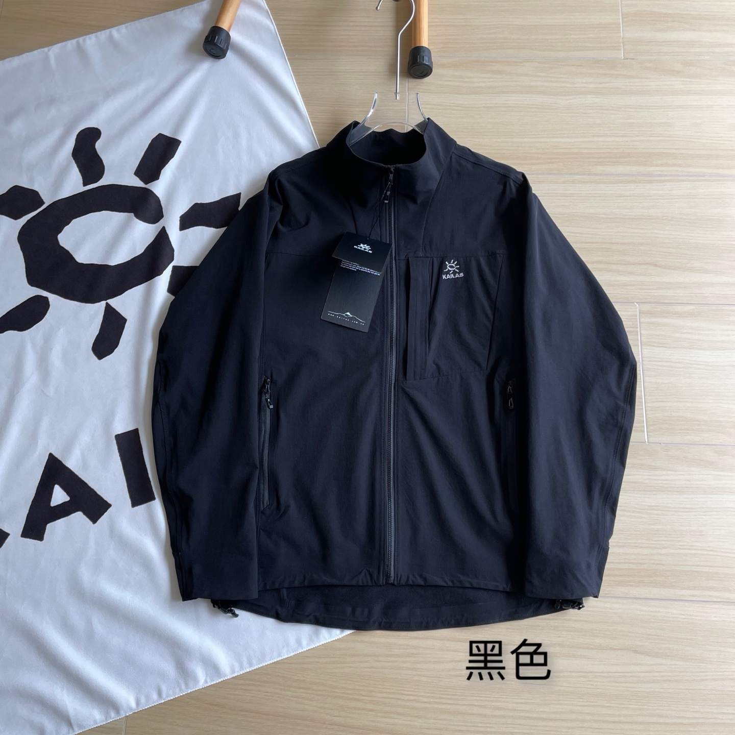 高标准选精品✨通版多擦亮👀,🐮货冲冲冲 🖤主图💰350
夏季单层外套🆕🖤KAILAS / 凯乐石立领夹克外套全身无缝压胶薄款外套
六色齐发五一节假日出游必备
KAILAS凯乐石双色匠心品质M8早春春季登山户外防风防水立领夹克外套 区别市场通货 胸前重工经典刺绣logo//软壳外套的版型设计经过精心考量,既贴合人体曲线,又给予身体充分的活动空间,无论是日常出行还是户外运动,都能让您行动自如。而且,多种时尚颜色可供选择,满足您不同的审美需求。专业的户外三防软壳材质,致密梭织哑光肌理,防泼、抗风、耐脏、抗皱。里面有一层透气孔面料!厚实并且亲肤性很好 我们的冲锋衣外套,采用先进的科技面料,兼具卓越的功能性与时尚的外观设计。其出色的防风性能,能有效阻挡寒风侵袭,为您带来温暖的呵护。同时,良好的防水特性,让您在面对小雨等潮湿天气时也能从容不迫。 注重细节,在这款冲锋衣上也不遗余力。精致的拉链、牢固的缝线、使用的隐形口袋设计,每一个细节都彰显着品质与用心 此款外套非常百搭,日常上班 户外运动都可以穿着,所以无论您平时穿或者户外穿都是您的最佳选择
颜色 : 黑色/橘色/绿色/藏青/蓝色/莫奈灰
尺码 : S-XXL
S M L XL XXL
衣长68.5 70 71.5 73 73.5
胸围120 123 126 129 131
袖长 58 59.5 61 62.5 64