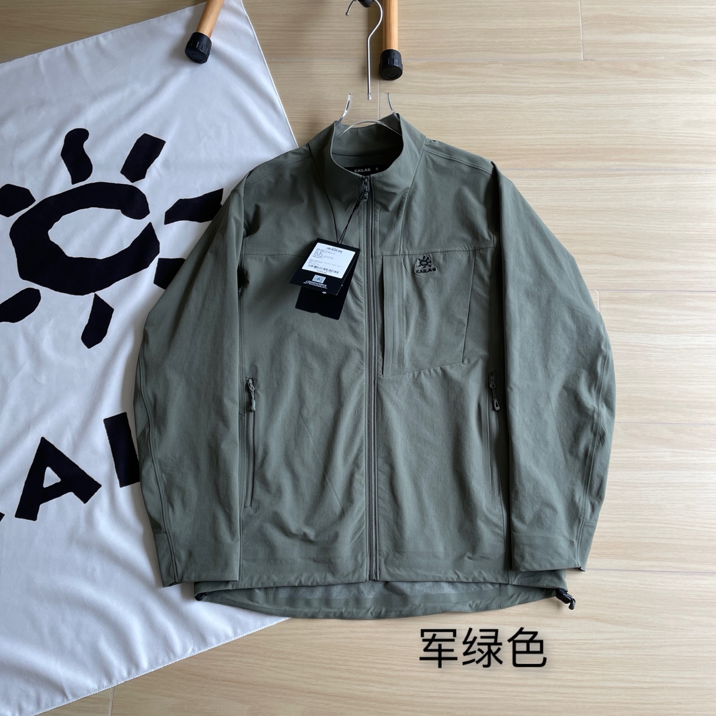 高标准选精品✨通版多擦亮👀,🐮货冲冲冲 🖤主图💰350
夏季单层外套🆕🖤KAILAS / 凯乐石立领夹克外套全身无缝压胶薄款外套
六色齐发五一节假日出游必备
KAILAS凯乐石双色匠心品质M8早春春季登山户外防风防水立领夹克外套 区别市场通货 胸前重工经典刺绣logo//软壳外套的版型设计经过精心考量,既贴合人体曲线,又给予身体充分的活动空间,无论是日常出行还是户外运动,都能让您行动自如。而且,多种时尚颜色可供选择,满足您不同的审美需求。专业的户外三防软壳材质,致密梭织哑光肌理,防泼、抗风、耐脏、抗皱。里面有一层透气孔面料!厚实并且亲肤性很好 我们的冲锋衣外套,采用先进的科技面料,兼具卓越的功能性与时尚的外观设计。其出色的防风性能,能有效阻挡寒风侵袭,为您带来温暖的呵护。同时,良好的防水特性,让您在面对小雨等潮湿天气时也能从容不迫。 注重细节,在这款冲锋衣上也不遗余力。精致的拉链、牢固的缝线、使用的隐形口袋设计,每一个细节都彰显着品质与用心 此款外套非常百搭,日常上班 户外运动都可以穿着,所以无论您平时穿或者户外穿都是您的最佳选择
颜色 : 黑色/橘色/绿色/藏青/蓝色/莫奈灰
尺码 : S-XXL
S M L XL XXL
衣长68.5 70 71.5 73 73.5
胸围120 123 126 129 131
袖长 58 59.5 61 62.5 64