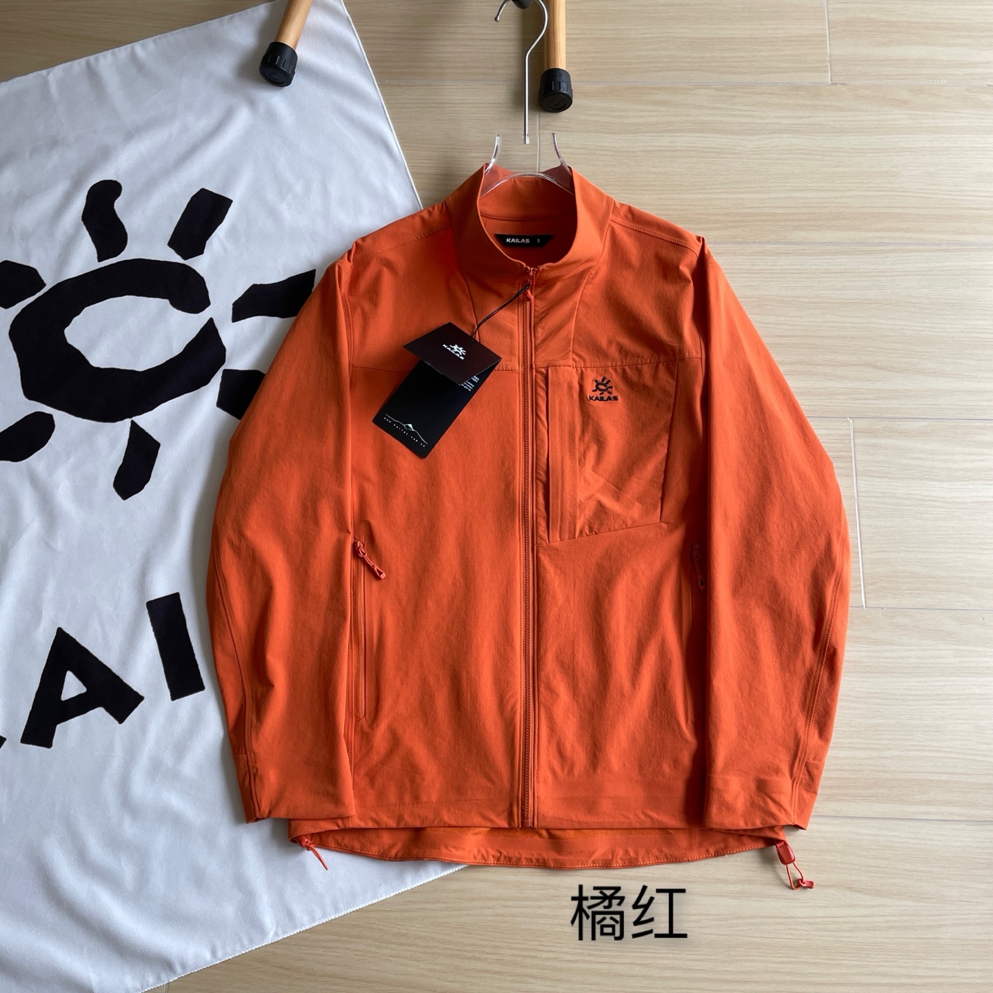 高标准选精品✨通版多擦亮👀,🐮货冲冲冲 🖤主图💰350
夏季单层外套🆕🖤KAILAS / 凯乐石立领夹克外套全身无缝压胶薄款外套
六色齐发五一节假日出游必备
KAILAS凯乐石双色匠心品质M8早春春季登山户外防风防水立领夹克外套 区别市场通货 胸前重工经典刺绣logo//软壳外套的版型设计经过精心考量,既贴合人体曲线,又给予身体充分的活动空间,无论是日常出行还是户外运动,都能让您行动自如。而且,多种时尚颜色可供选择,满足您不同的审美需求。专业的户外三防软壳材质,致密梭织哑光肌理,防泼、抗风、耐脏、抗皱。里面有一层透气孔面料!厚实并且亲肤性很好 我们的冲锋衣外套,采用先进的科技面料,兼具卓越的功能性与时尚的外观设计。其出色的防风性能,能有效阻挡寒风侵袭,为您带来温暖的呵护。同时,良好的防水特性,让您在面对小雨等潮湿天气时也能从容不迫。 注重细节,在这款冲锋衣上也不遗余力。精致的拉链、牢固的缝线、使用的隐形口袋设计,每一个细节都彰显着品质与用心 此款外套非常百搭,日常上班 户外运动都可以穿着,所以无论您平时穿或者户外穿都是您的最佳选择
颜色 : 黑色/橘色/绿色/藏青/蓝色/莫奈灰
尺码 : S-XXL
S M L XL XXL
衣长68.5 70 71.5 73 73.5
胸围120 123 126 129 131
袖长 58 59.5 61 62.5 64
