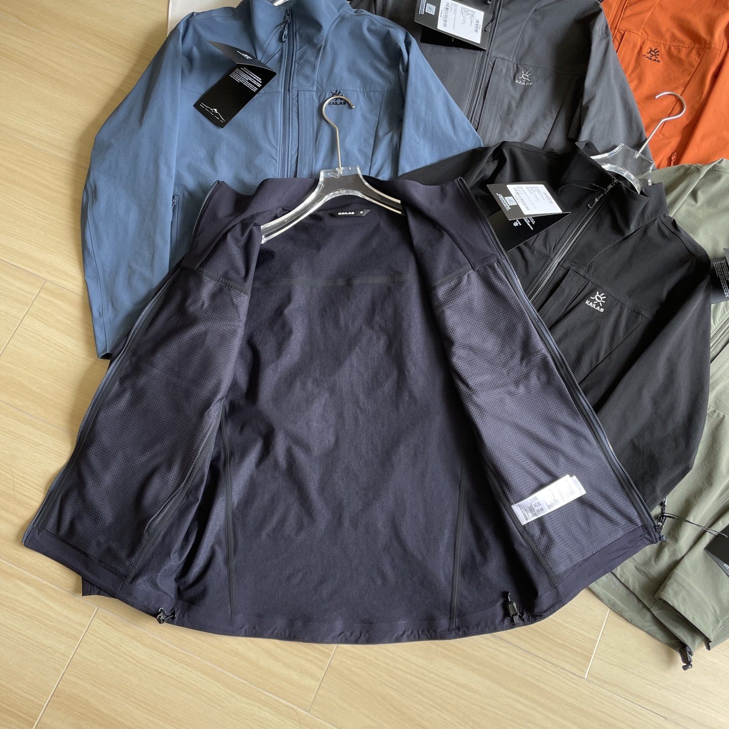 高标准选精品✨通版多擦亮👀,🐮货冲冲冲 🖤主图💰350
夏季单层外套🆕🖤KAILAS / 凯乐石立领夹克外套全身无缝压胶薄款外套
六色齐发五一节假日出游必备
KAILAS凯乐石双色匠心品质M8早春春季登山户外防风防水立领夹克外套 区别市场通货 胸前重工经典刺绣logo//软壳外套的版型设计经过精心考量,既贴合人体曲线,又给予身体充分的活动空间,无论是日常出行还是户外运动,都能让您行动自如。而且,多种时尚颜色可供选择,满足您不同的审美需求。专业的户外三防软壳材质,致密梭织哑光肌理,防泼、抗风、耐脏、抗皱。里面有一层透气孔面料!厚实并且亲肤性很好 我们的冲锋衣外套,采用先进的科技面料,兼具卓越的功能性与时尚的外观设计。其出色的防风性能,能有效阻挡寒风侵袭,为您带来温暖的呵护。同时,良好的防水特性,让您在面对小雨等潮湿天气时也能从容不迫。 注重细节,在这款冲锋衣上也不遗余力。精致的拉链、牢固的缝线、使用的隐形口袋设计,每一个细节都彰显着品质与用心 此款外套非常百搭,日常上班 户外运动都可以穿着,所以无论您平时穿或者户外穿都是您的最佳选择
颜色 : 黑色/橘色/绿色/藏青/蓝色/莫奈灰
尺码 : S-XXL
S M L XL XXL
衣长68.5 70 71.5 73 73.5
胸围120 123 126 129 131
袖长 58 59.5 61 62.5 64