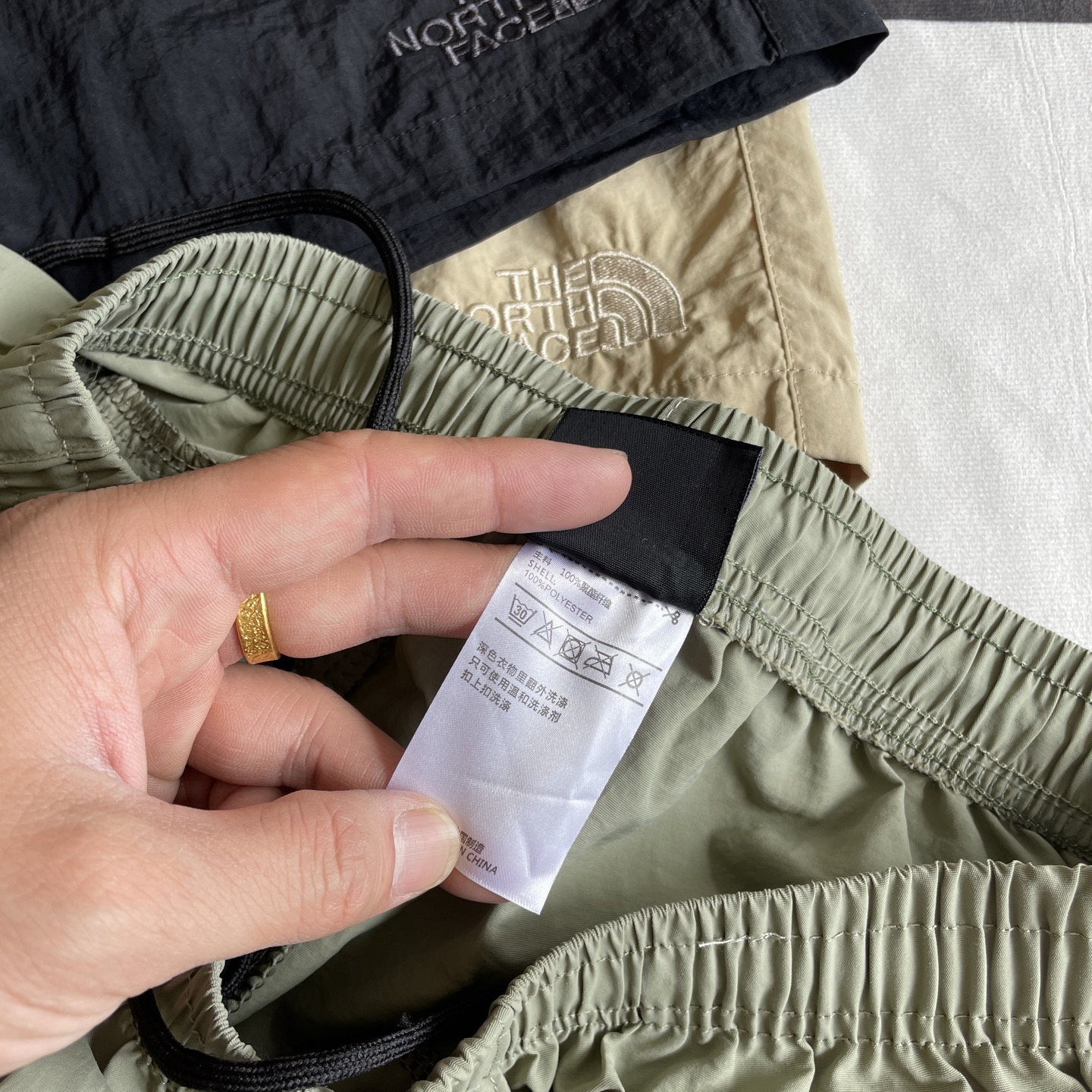 Summer Shorts by The North Face: Comfortable, Functional, and Stylish with Multiple Pockets - 图片 9
