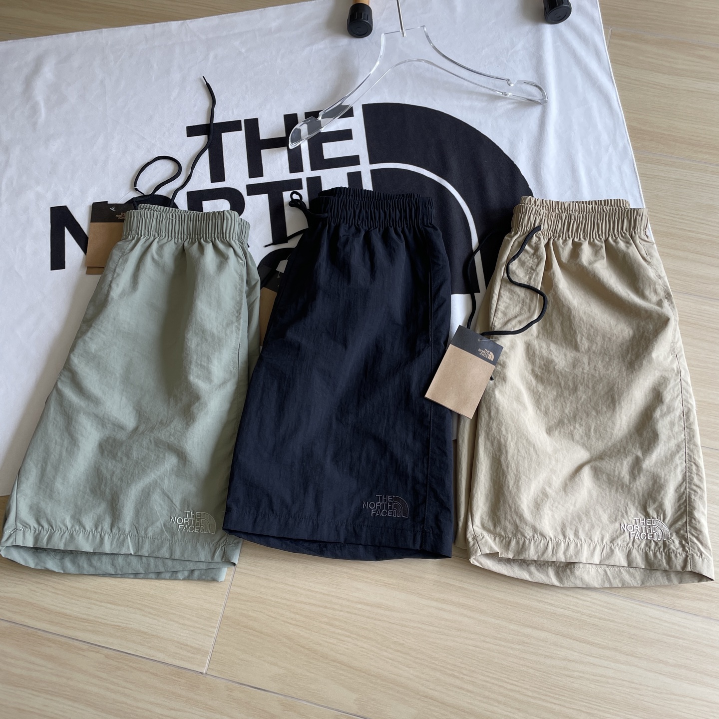 Summer Shorts by The North Face: Comfortable, Functional, and Stylish with Multiple Pockets - 图片 6