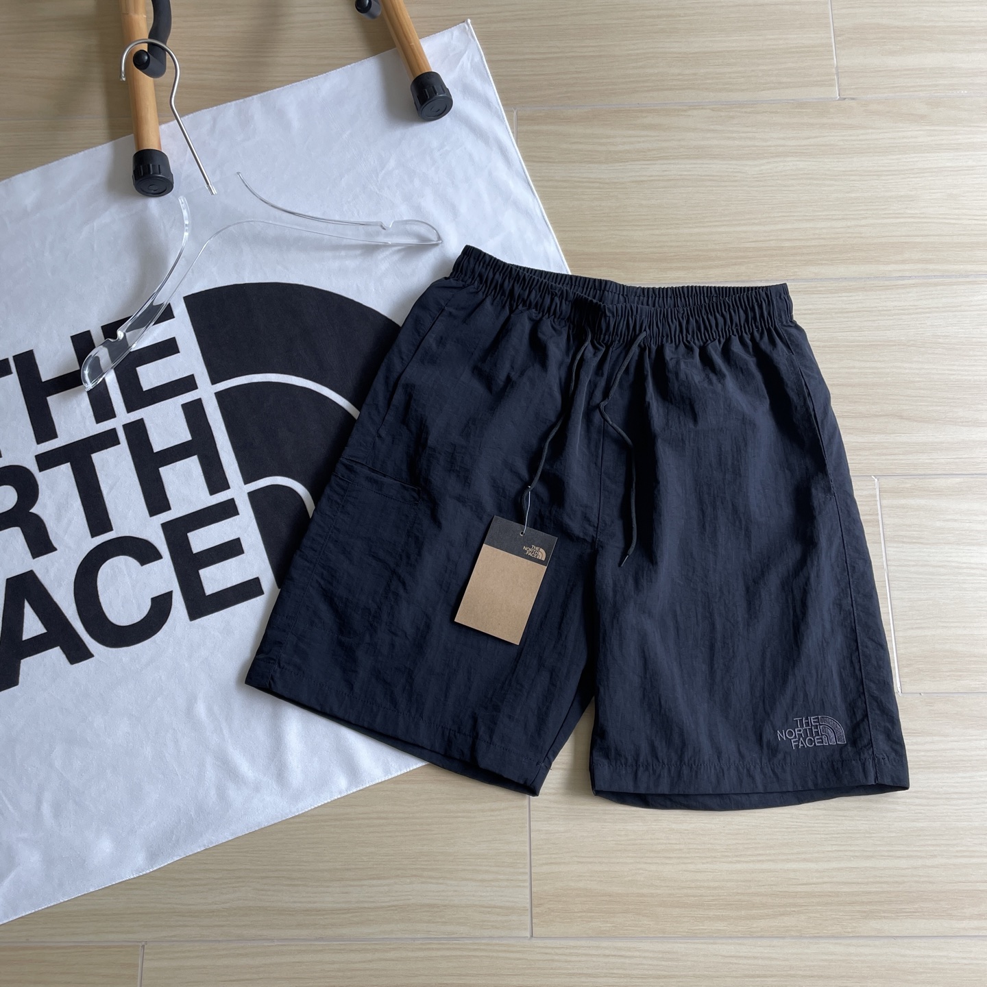 Summer Shorts by The North Face: Comfortable, Functional, and Stylish with Multiple Pockets - 图片 4