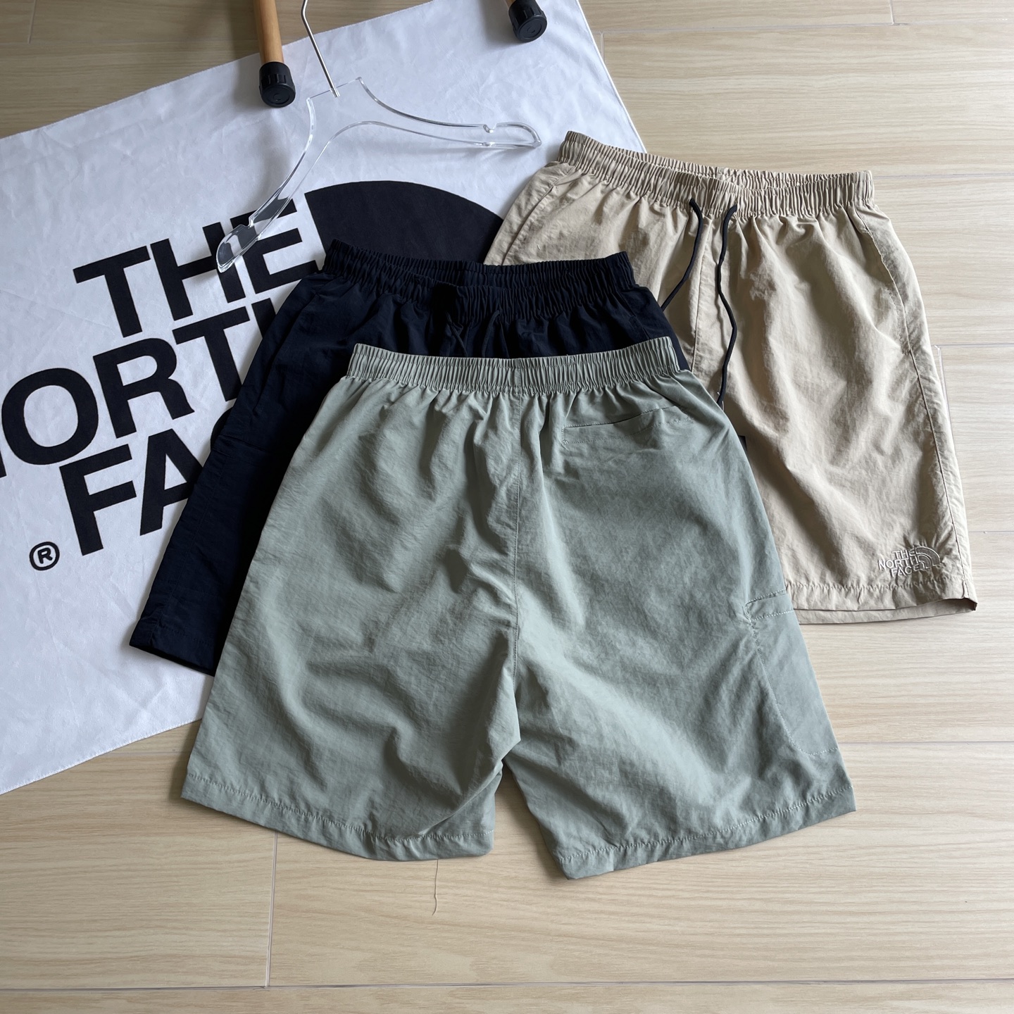 Summer Shorts by The North Face: Comfortable, Functional, and Stylish with Multiple Pockets - 图片 5