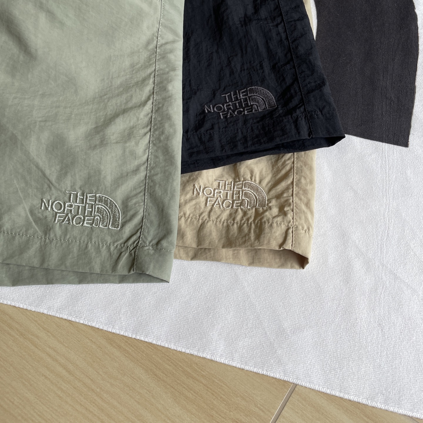 Summer Shorts by The North Face: Comfortable, Functional, and Stylish with Multiple Pockets - 图片 8