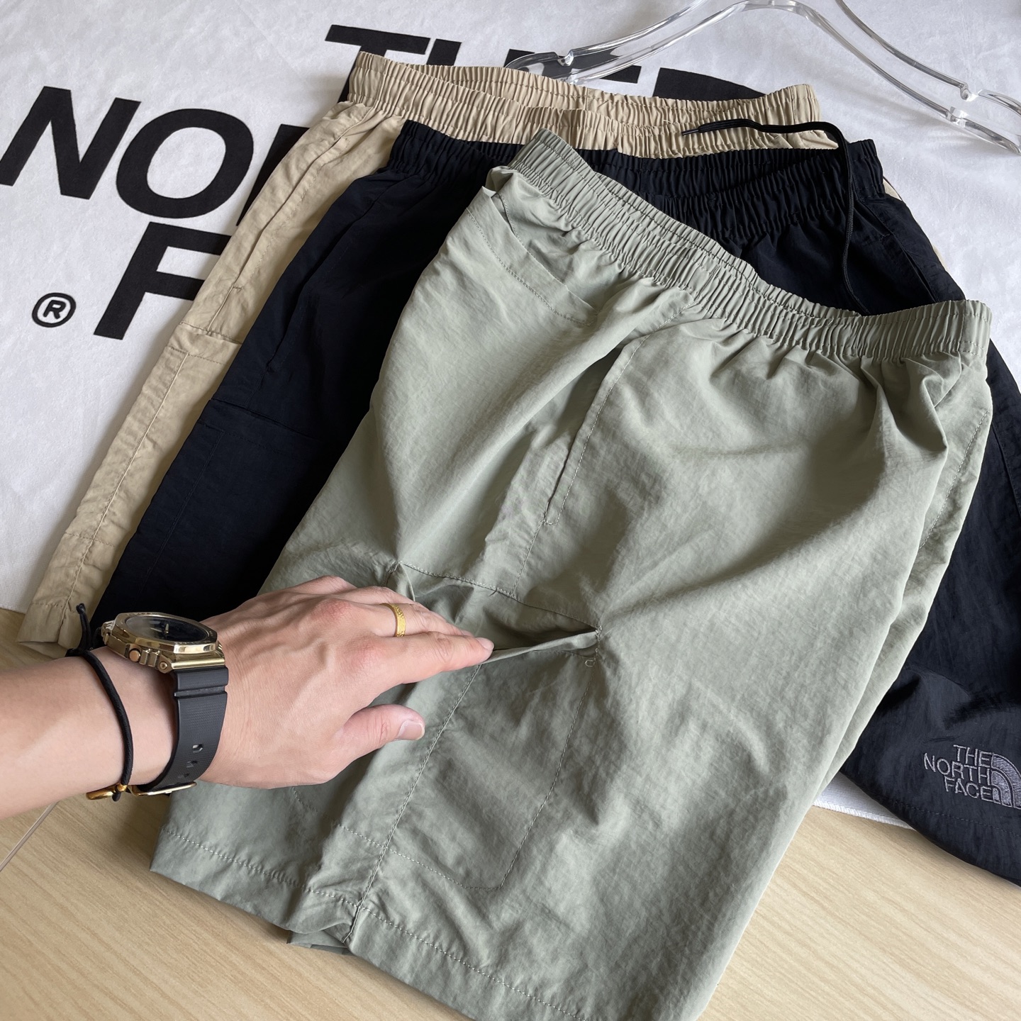 Summer Shorts by The North Face: Comfortable, Functional, and Stylish with Multiple Pockets - 图片 7