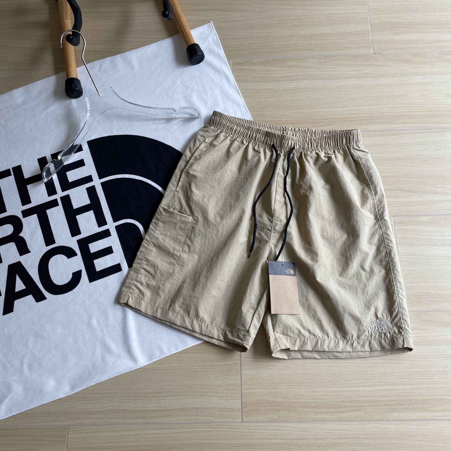 Summer Shorts by The North Face: Comfortable, Functional, and Stylish with Multiple Pockets - 图片 3