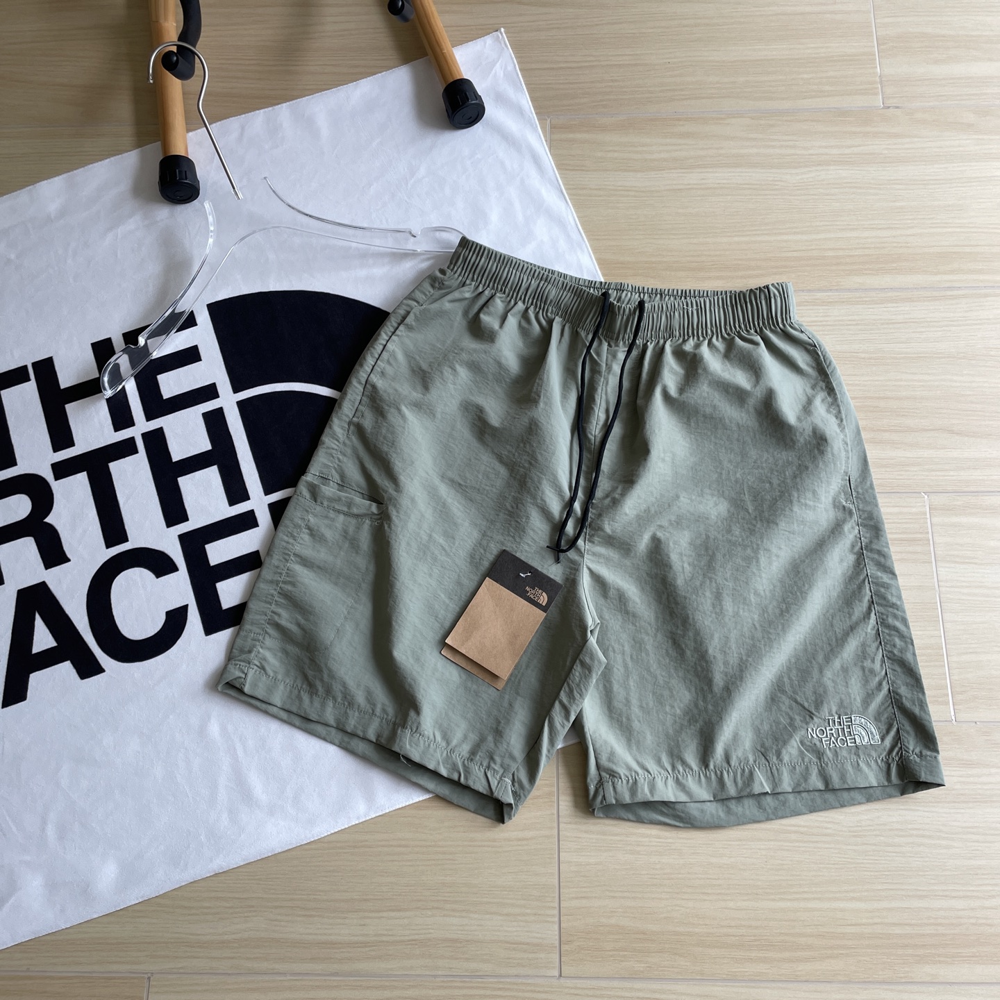 Summer Shorts by The North Face: Comfortable, Functional, and Stylish with Multiple Pockets - 图片 2