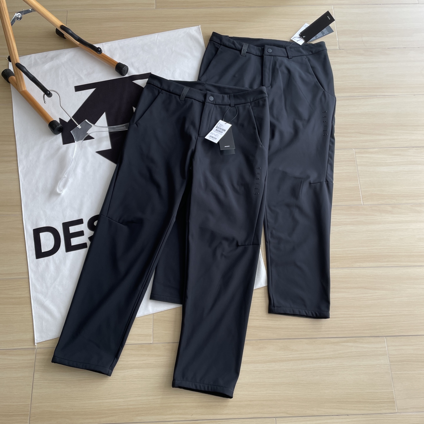 💰245
DESCENTE/迪桑特单色纽扣DUALIS系列都市通勤男士梭织加绒运动长裤冬季新款
加绒长裤🆕🖤 T40四面弹超细摇粒复合,纳米防水,保暖透气,不闷热,原厂辅料,一比一还原
【原单迪加绒防泼水软壳休闲裤】
推荐尺码均宽松,面料防风防水加绒厚度可以跟绒裤一样厚度,冬季不必穿棉裤。
面料50D防水面料复合绒,简约利落的梭织运动长裤。采用质感梭织面料,面料平稳有质感。搭配REGULAR常规版型裁剪,上身舒适合身,适合通勤与日常等多场合
适用场景
都市通勤/日常生活
版型描述
REGULAR-常规版型
颜色 : 黑色 尺码 : M-3XL
M L XL XXL XXXL
裤长 98 100 102 104 104
腰围 78 82 86 90 94
臀围110 114 118 122 126
身高 170 175 180 185 190
体重 135 150 165 180 200+