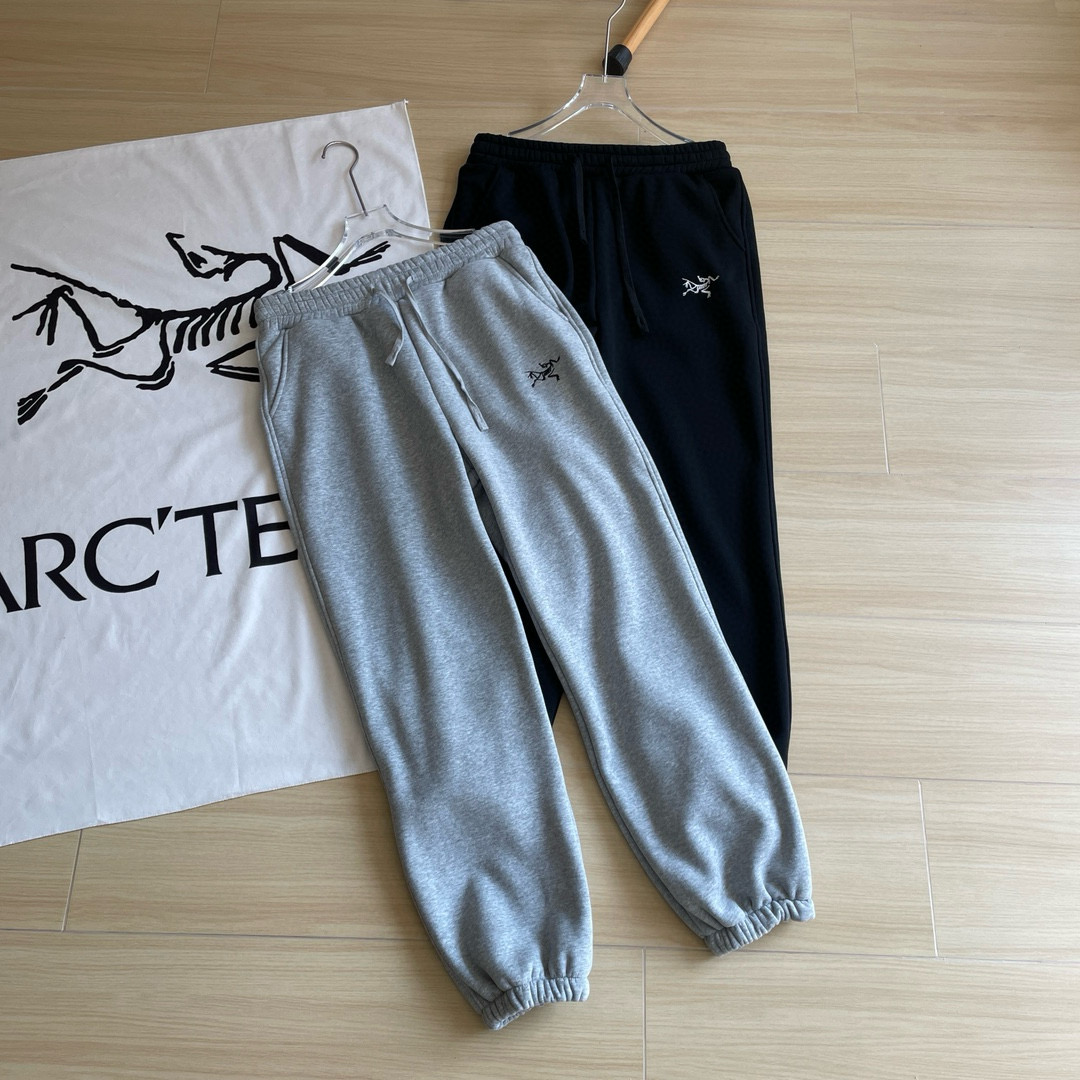 ARC’TERYX/始祖鸟两色冬季新款水貂绒保暖加绒加厚男女情侣款休闲运动卫裤 加绒长裤🆕🖤经典时尚款,客供纯棉针织复合加绒面料,柔软亲肤,舒适保暖!精美刺绣小标Logo,做工细节都非常不错,上身简约百搭,喜欢的朋友不要错过! 颜色:黑色、灰色 裤长102臀围114腰围67-82脚口32 M裤长104臀围118腰围71-76 脚口33 L裤长106臀围122腰围75-91脚口34 XL裤长108臀围126腰围52-96脚口35