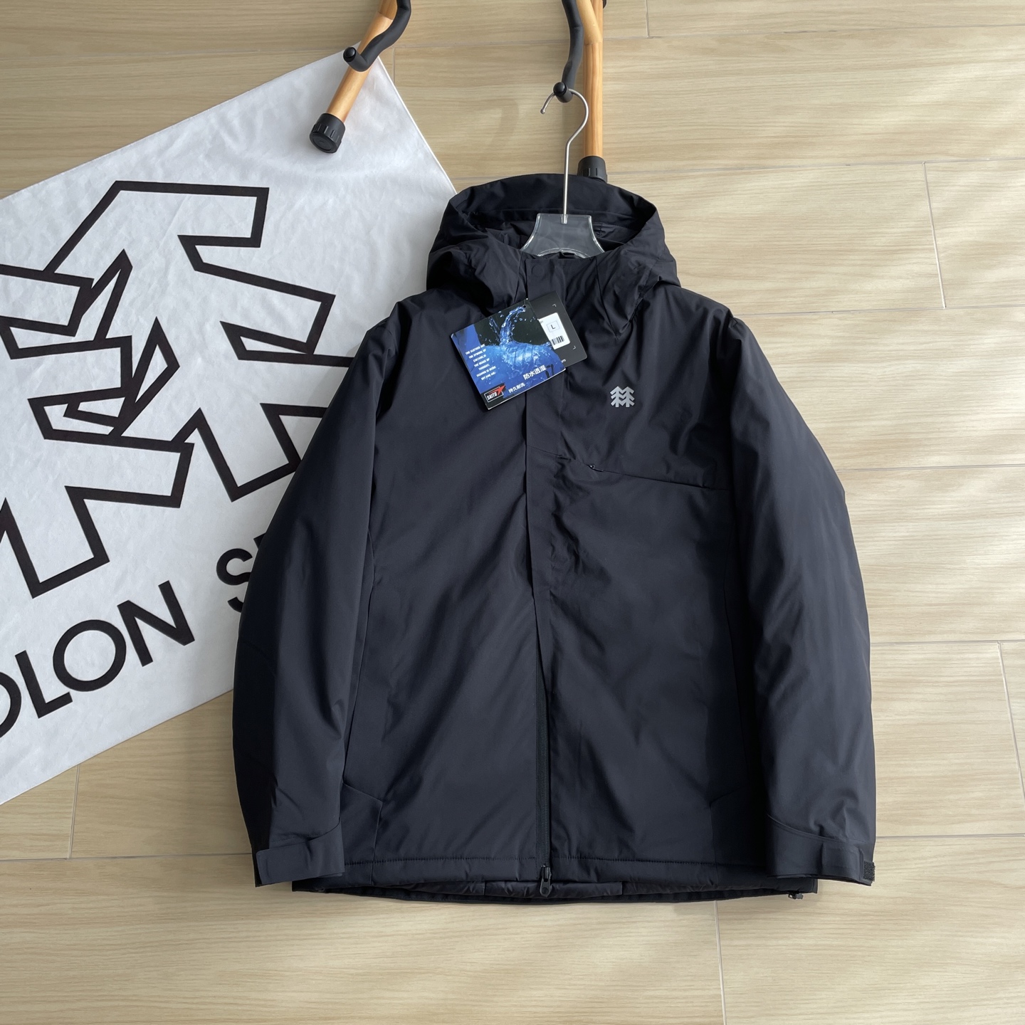 🛒购物价： 💰280💰
KOLON SPORT / 可隆25年冬季新款连帽轻量化棉服外套B1355
新款功能性棉衣，专柜品质 防风防水，超级轻量化质地，版型正  上身效果极佳 挺阔有质感 
户外功能防水级别 ，细节图均为实拍 ，磁吸压胶斜门襟设计  ，胸口拉链口袋连接门襟，做工复杂 所有走线做工精细不粗糙
细节讲解，胸口双拉链，袖口魔术贴压胶，连帽帽檐7公分压胶弧形充棉定型，内里配有收紧防风绳 ，拉链内侧配有口袋 
填充采用的超细纤维棉，矩形压线工艺，填充均匀 机洗不坨绒，蓬松轻便和羽绒服一样，内里锁温 外壳防风 
立体剪裁适合亚洲人的身型， 上身版型正 简约高级
城市户外通勤款 ，最大尺码可穿340斤左右
颜色：黑色 灰色 白灰 尺码：M-3XL
尺码   胸围    衣长    肩宽
 M       114      70      48.5
  L       118      72        50      
 XL     122       74      51.5
XXL    126      76        53
3XL    130      78       54.5
模特试穿：
120斤以下     M   码
120-140斤     L    码
140-160斤    XL  码
160-320斤    2XL码
320-340斤    3XL码
温馨提示:因手工测量方式不同，存在1-3cm误差属合理范围，请以收到实物为准。