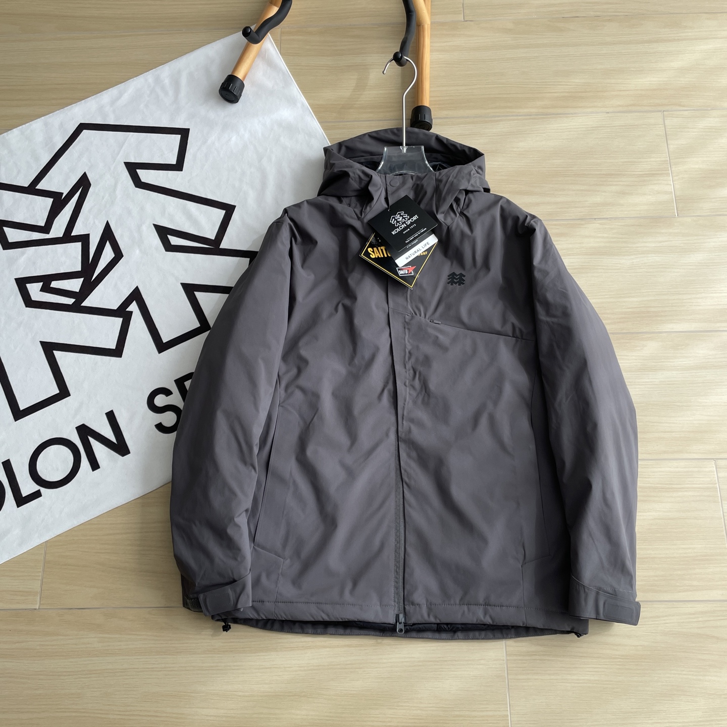 🛒购物价： 💰280💰
KOLON SPORT / 可隆25年冬季新款连帽轻量化棉服外套B1355
新款功能性棉衣，专柜品质 防风防水，超级轻量化质地，版型正  上身效果极佳 挺阔有质感 
户外功能防水级别 ，细节图均为实拍 ，磁吸压胶斜门襟设计  ，胸口拉链口袋连接门襟，做工复杂 所有走线做工精细不粗糙
细节讲解，胸口双拉链，袖口魔术贴压胶，连帽帽檐7公分压胶弧形充棉定型，内里配有收紧防风绳 ，拉链内侧配有口袋 
填充采用的超细纤维棉，矩形压线工艺，填充均匀 机洗不坨绒，蓬松轻便和羽绒服一样，内里锁温 外壳防风 
立体剪裁适合亚洲人的身型， 上身版型正 简约高级
城市户外通勤款 ，最大尺码可穿340斤左右
颜色：黑色 灰色 白灰 尺码：M-3XL
尺码   胸围    衣长    肩宽
 M       114      70      48.5
  L       118      72        50      
 XL     122       74      51.5
XXL    126      76        53
3XL    130      78       54.5
模特试穿：
120斤以下     M   码
120-140斤     L    码
140-160斤    XL  码
160-320斤    2XL码
320-340斤    3XL码
温馨提示:因手工测量方式不同，存在1-3cm误差属合理范围，请以收到实物为准。
