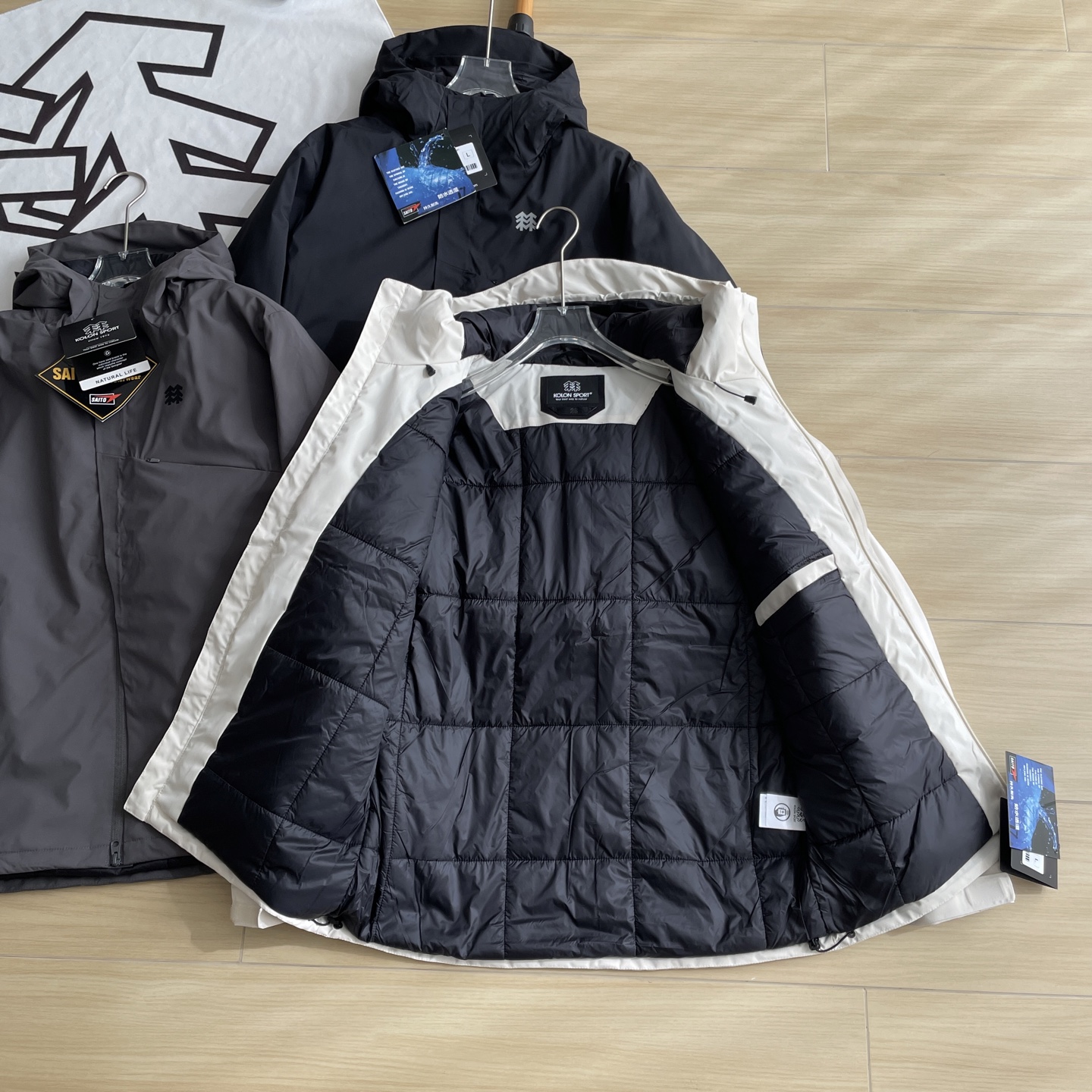 🛒购物价： 💰280💰
KOLON SPORT / 可隆25年冬季新款连帽轻量化棉服外套B1355
新款功能性棉衣，专柜品质 防风防水，超级轻量化质地，版型正  上身效果极佳 挺阔有质感 
户外功能防水级别 ，细节图均为实拍 ，磁吸压胶斜门襟设计  ，胸口拉链口袋连接门襟，做工复杂 所有走线做工精细不粗糙
细节讲解，胸口双拉链，袖口魔术贴压胶，连帽帽檐7公分压胶弧形充棉定型，内里配有收紧防风绳 ，拉链内侧配有口袋 
填充采用的超细纤维棉，矩形压线工艺，填充均匀 机洗不坨绒，蓬松轻便和羽绒服一样，内里锁温 外壳防风 
立体剪裁适合亚洲人的身型， 上身版型正 简约高级
城市户外通勤款 ，最大尺码可穿340斤左右
颜色：黑色 灰色 白灰 尺码：M-3XL
尺码   胸围    衣长    肩宽
 M       114      70      48.5
  L       118      72        50      
 XL     122       74      51.5
XXL    126      76        53
3XL    130      78       54.5
模特试穿：
120斤以下     M   码
120-140斤     L    码
140-160斤    XL  码
160-320斤    2XL码
320-340斤    3XL码
温馨提示:因手工测量方式不同，存在1-3cm误差属合理范围，请以收到实物为准。