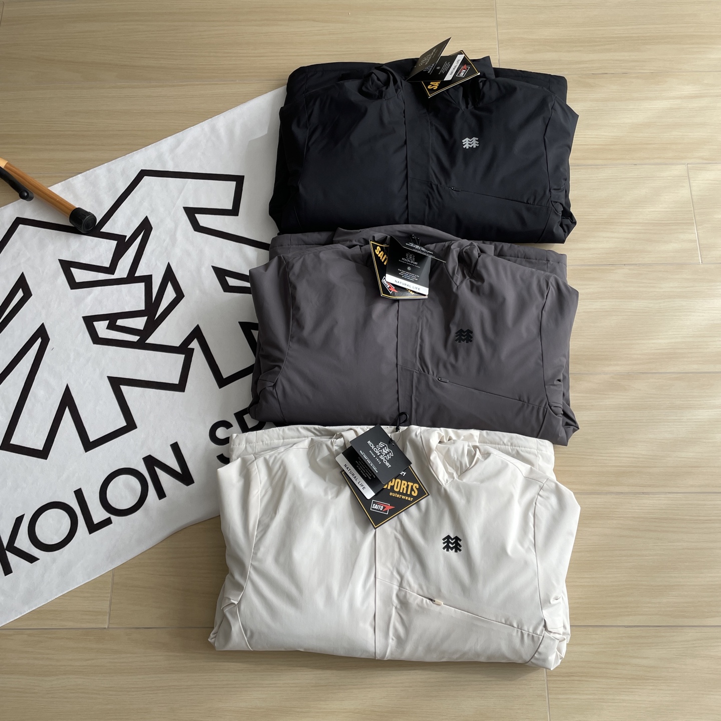 🛒购物价： 💰280💰
KOLON SPORT / 可隆25年冬季新款连帽轻量化棉服外套B1355
新款功能性棉衣，专柜品质 防风防水，超级轻量化质地，版型正  上身效果极佳 挺阔有质感 
户外功能防水级别 ，细节图均为实拍 ，磁吸压胶斜门襟设计  ，胸口拉链口袋连接门襟，做工复杂 所有走线做工精细不粗糙
细节讲解，胸口双拉链，袖口魔术贴压胶，连帽帽檐7公分压胶弧形充棉定型，内里配有收紧防风绳 ，拉链内侧配有口袋 
填充采用的超细纤维棉，矩形压线工艺，填充均匀 机洗不坨绒，蓬松轻便和羽绒服一样，内里锁温 外壳防风 
立体剪裁适合亚洲人的身型， 上身版型正 简约高级
城市户外通勤款 ，最大尺码可穿340斤左右
颜色：黑色 灰色 白灰 尺码：M-3XL
尺码   胸围    衣长    肩宽
 M       114      70      48.5
  L       118      72        50      
 XL     122       74      51.5
XXL    126      76        53
3XL    130      78       54.5
模特试穿：
120斤以下     M   码
120-140斤     L    码
140-160斤    XL  码
160-320斤    2XL码
320-340斤    3XL码
温馨提示:因手工测量方式不同，存在1-3cm误差属合理范围，请以收到实物为准。