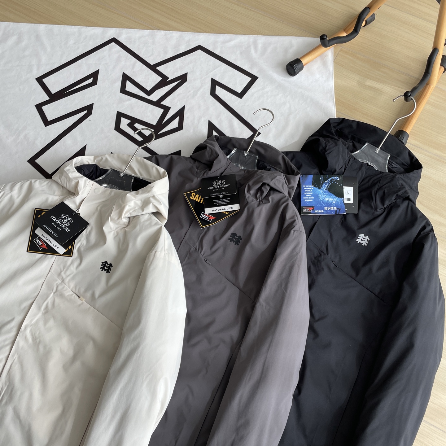 🛒购物价： 💰280💰
KOLON SPORT / 可隆25年冬季新款连帽轻量化棉服外套B1355
新款功能性棉衣，专柜品质 防风防水，超级轻量化质地，版型正  上身效果极佳 挺阔有质感 
户外功能防水级别 ，细节图均为实拍 ，磁吸压胶斜门襟设计  ，胸口拉链口袋连接门襟，做工复杂 所有走线做工精细不粗糙
细节讲解，胸口双拉链，袖口魔术贴压胶，连帽帽檐7公分压胶弧形充棉定型，内里配有收紧防风绳 ，拉链内侧配有口袋 
填充采用的超细纤维棉，矩形压线工艺，填充均匀 机洗不坨绒，蓬松轻便和羽绒服一样，内里锁温 外壳防风 
立体剪裁适合亚洲人的身型， 上身版型正 简约高级
城市户外通勤款 ，最大尺码可穿340斤左右
颜色：黑色 灰色 白灰 尺码：M-3XL
尺码   胸围    衣长    肩宽
 M       114      70      48.5
  L       118      72        50      
 XL     122       74      51.5
XXL    126      76        53
3XL    130      78       54.5
模特试穿：
120斤以下     M   码
120-140斤     L    码
140-160斤    XL  码
160-320斤    2XL码
320-340斤    3XL码
温馨提示:因手工测量方式不同，存在1-3cm误差属合理范围，请以收到实物为准。