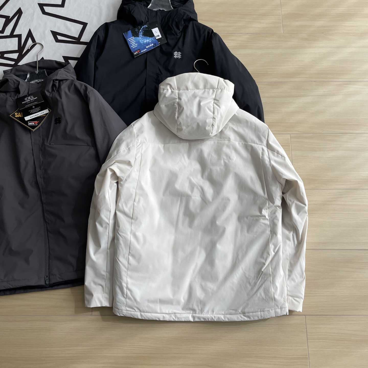 🛒购物价： 💰280💰
KOLON SPORT / 可隆25年冬季新款连帽轻量化棉服外套B1355
新款功能性棉衣，专柜品质 防风防水，超级轻量化质地，版型正  上身效果极佳 挺阔有质感 
户外功能防水级别 ，细节图均为实拍 ，磁吸压胶斜门襟设计  ，胸口拉链口袋连接门襟，做工复杂 所有走线做工精细不粗糙
细节讲解，胸口双拉链，袖口魔术贴压胶，连帽帽檐7公分压胶弧形充棉定型，内里配有收紧防风绳 ，拉链内侧配有口袋 
填充采用的超细纤维棉，矩形压线工艺，填充均匀 机洗不坨绒，蓬松轻便和羽绒服一样，内里锁温 外壳防风 
立体剪裁适合亚洲人的身型， 上身版型正 简约高级
城市户外通勤款 ，最大尺码可穿340斤左右
颜色：黑色 灰色 白灰 尺码：M-3XL
尺码   胸围    衣长    肩宽
 M       114      70      48.5
  L       118      72        50      
 XL     122       74      51.5
XXL    126      76        53
3XL    130      78       54.5
模特试穿：
120斤以下     M   码
120-140斤     L    码
140-160斤    XL  码
160-320斤    2XL码
320-340斤    3XL码
温馨提示:因手工测量方式不同，存在1-3cm误差属合理范围，请以收到实物为准。