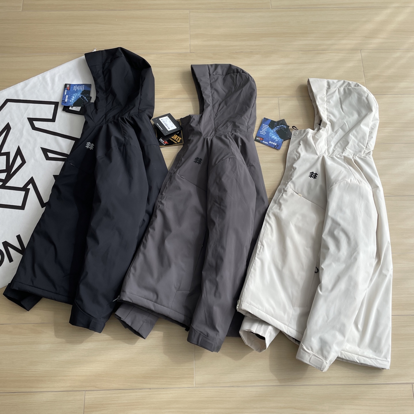 🛒购物价： 💰280💰
KOLON SPORT / 可隆25年冬季新款连帽轻量化棉服外套B1355
新款功能性棉衣，专柜品质 防风防水，超级轻量化质地，版型正  上身效果极佳 挺阔有质感 
户外功能防水级别 ，细节图均为实拍 ，磁吸压胶斜门襟设计  ，胸口拉链口袋连接门襟，做工复杂 所有走线做工精细不粗糙
细节讲解，胸口双拉链，袖口魔术贴压胶，连帽帽檐7公分压胶弧形充棉定型，内里配有收紧防风绳 ，拉链内侧配有口袋 
填充采用的超细纤维棉，矩形压线工艺，填充均匀 机洗不坨绒，蓬松轻便和羽绒服一样，内里锁温 外壳防风 
立体剪裁适合亚洲人的身型， 上身版型正 简约高级
城市户外通勤款 ，最大尺码可穿340斤左右
颜色：黑色 灰色 白灰 尺码：M-3XL
尺码   胸围    衣长    肩宽
 M       114      70      48.5
  L       118      72        50      
 XL     122       74      51.5
XXL    126      76        53
3XL    130      78       54.5
模特试穿：
120斤以下     M   码
120-140斤     L    码
140-160斤    XL  码
160-320斤    2XL码
320-340斤    3XL码
温馨提示:因手工测量方式不同，存在1-3cm误差属合理范围，请以收到实物为准。