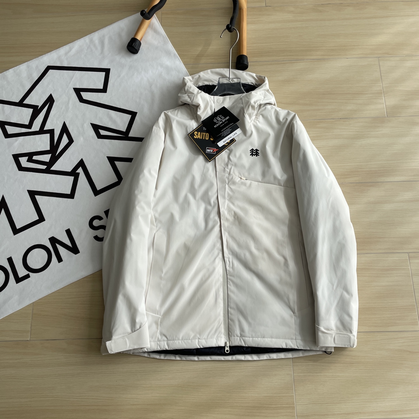 🛒购物价： 💰280💰
KOLON SPORT / 可隆25年冬季新款连帽轻量化棉服外套B1355
新款功能性棉衣，专柜品质 防风防水，超级轻量化质地，版型正  上身效果极佳 挺阔有质感 
户外功能防水级别 ，细节图均为实拍 ，磁吸压胶斜门襟设计  ，胸口拉链口袋连接门襟，做工复杂 所有走线做工精细不粗糙
细节讲解，胸口双拉链，袖口魔术贴压胶，连帽帽檐7公分压胶弧形充棉定型，内里配有收紧防风绳 ，拉链内侧配有口袋 
填充采用的超细纤维棉，矩形压线工艺，填充均匀 机洗不坨绒，蓬松轻便和羽绒服一样，内里锁温 外壳防风 
立体剪裁适合亚洲人的身型， 上身版型正 简约高级
城市户外通勤款 ，最大尺码可穿340斤左右
颜色：黑色 灰色 白灰 尺码：M-3XL
尺码   胸围    衣长    肩宽
 M       114      70      48.5
  L       118      72        50      
 XL     122       74      51.5
XXL    126      76        53
3XL    130      78       54.5
模特试穿：
120斤以下     M   码
120-140斤     L    码
140-160斤    XL  码
160-320斤    2XL码
320-340斤    3XL码
温馨提示:因手工测量方式不同，存在1-3cm误差属合理范围，请以收到实物为准。