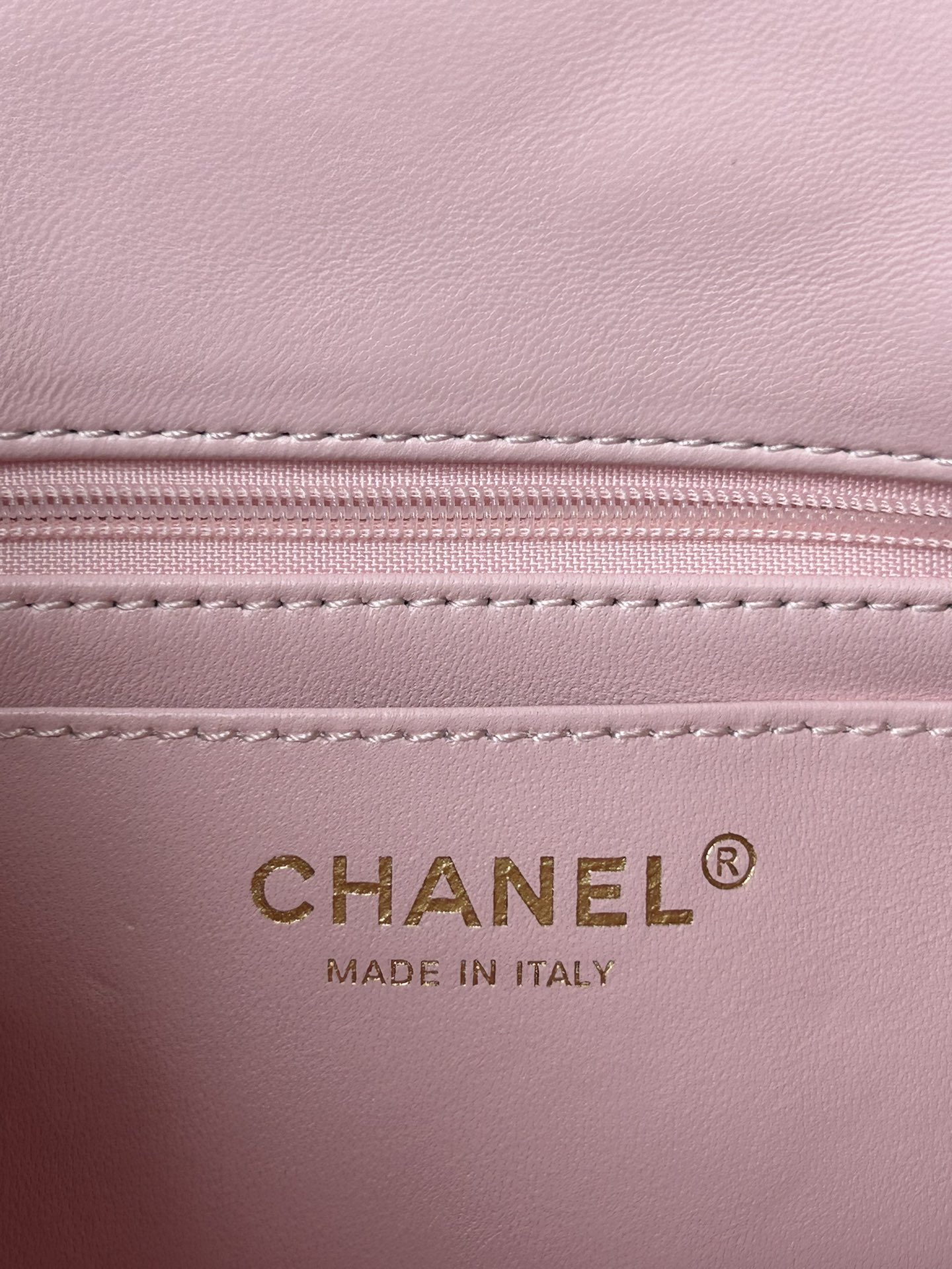 Chanel21K最新MiniCFhandle手提包AS2431经典菱格口盖包饰以精致经典链子搭配手提细