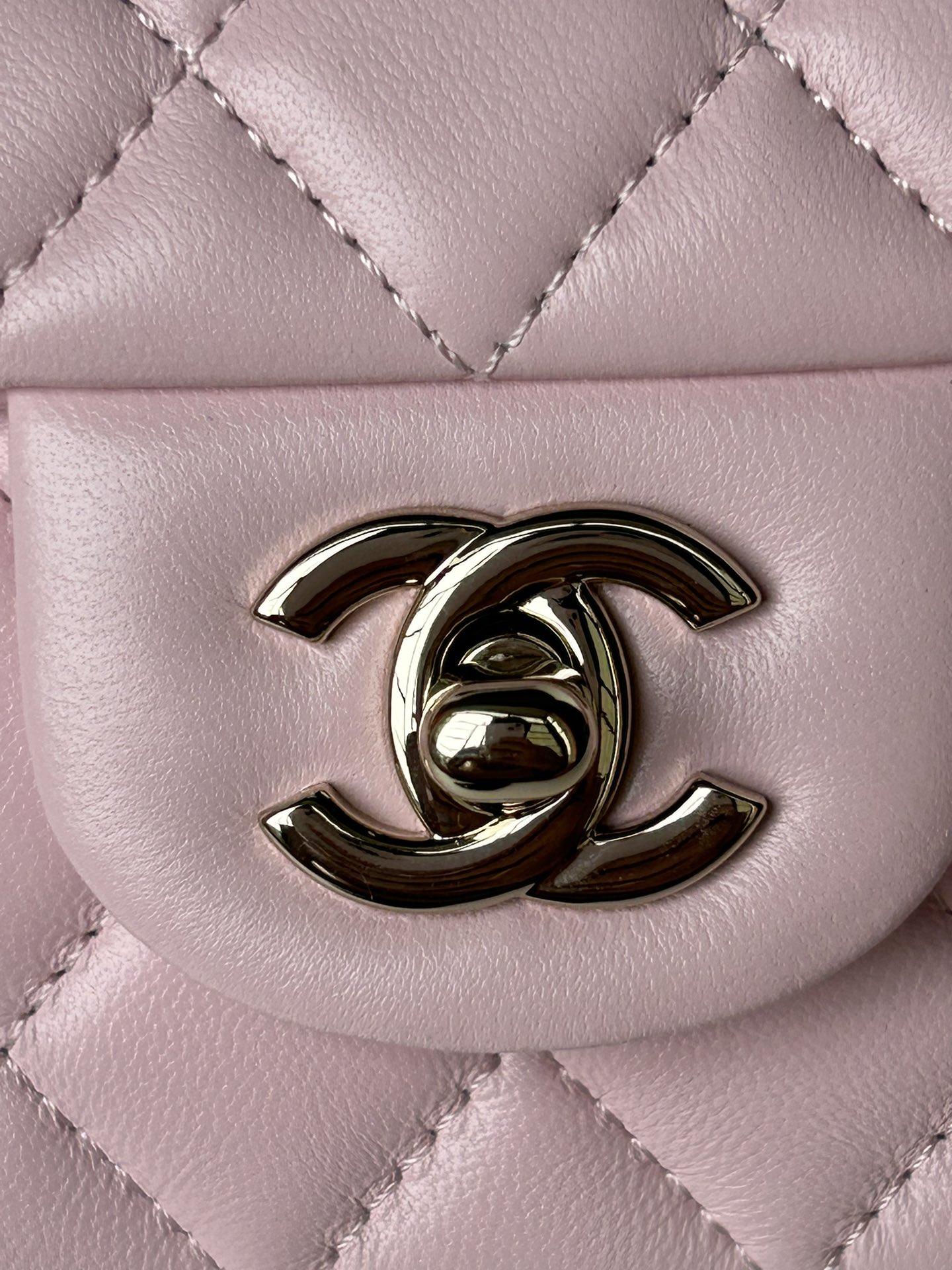 Chanel21K最新MiniCFhandle手提包AS2431经典菱格口盖包饰以精致经典链子搭配手提细