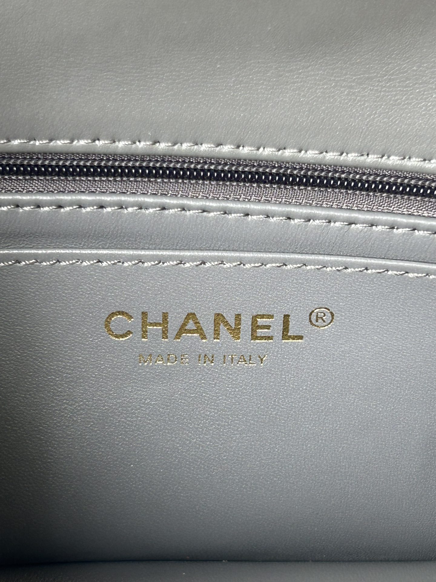 Chanel21K最新MiniCFhandle手提包AS2431经典菱格口盖包饰以精致经典链子搭配手提细