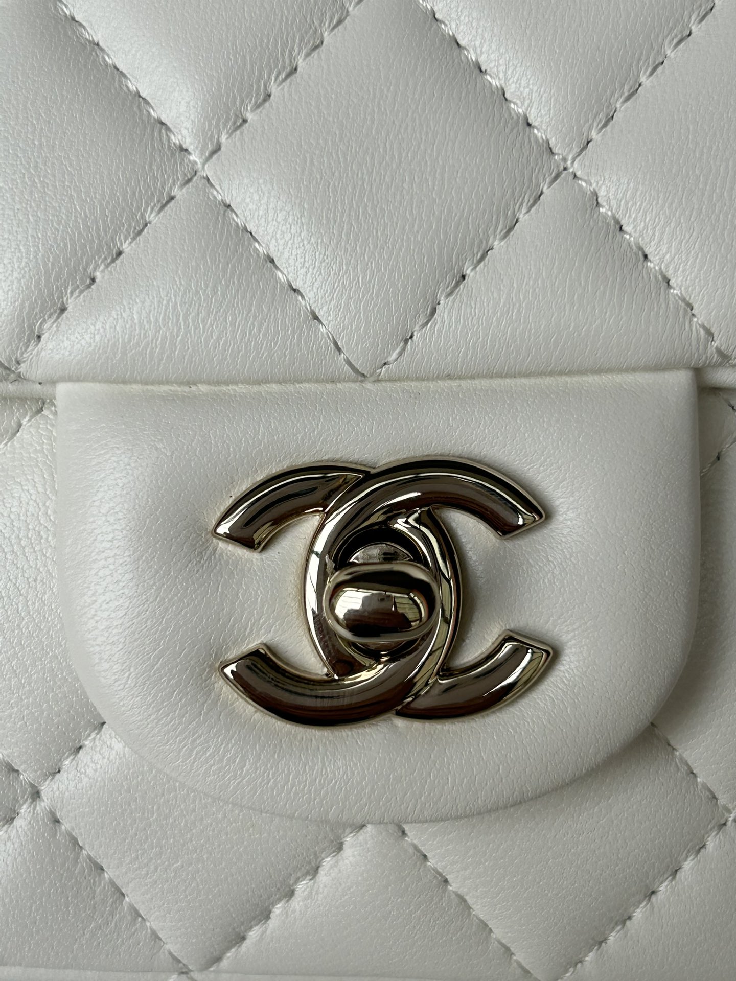 Chanel21K最新MiniCFhandle手提包AS2431经典菱格口盖包饰以精致经典链子搭配手提细