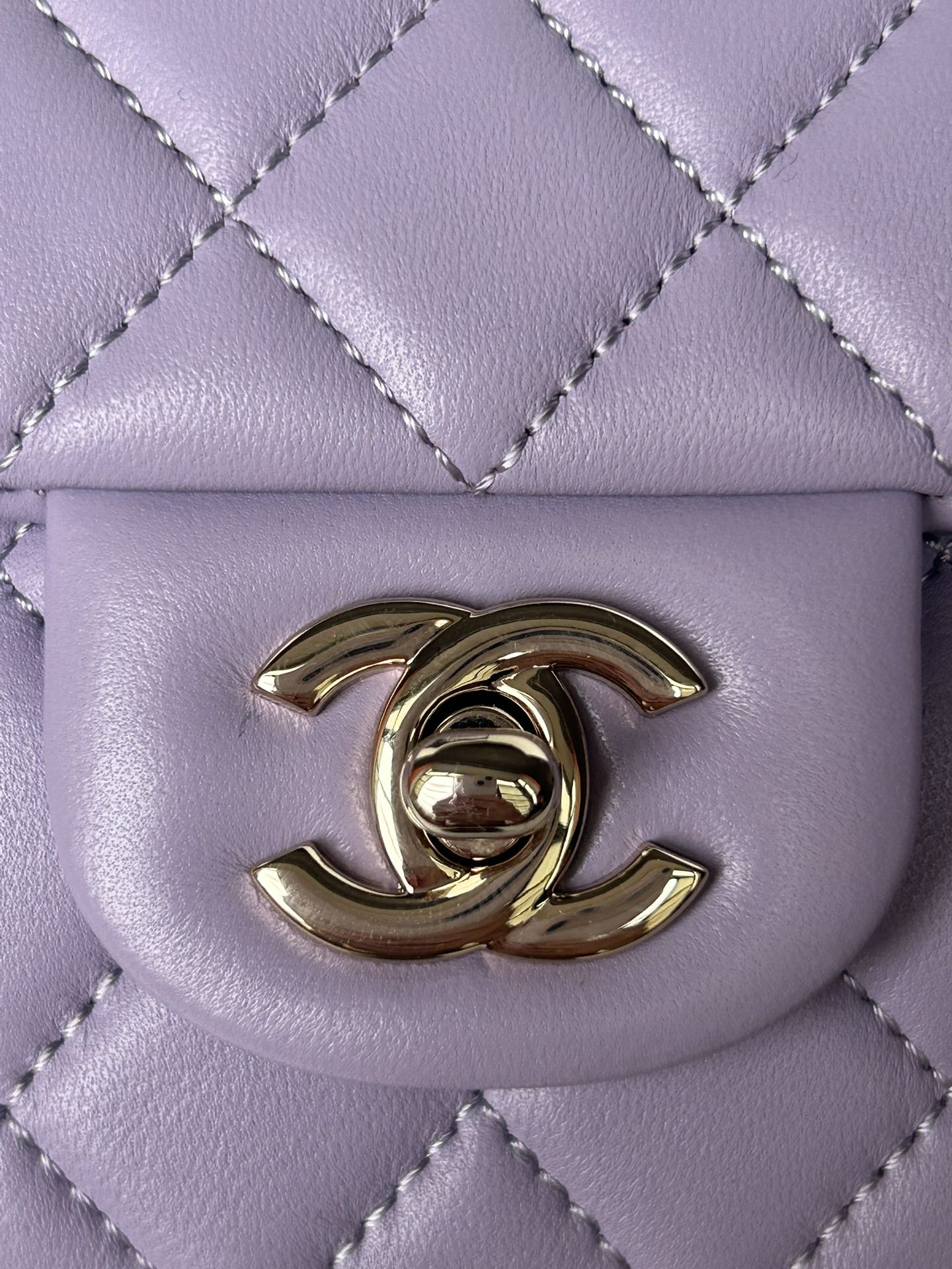 Chanel21K最新MiniCFhandle手提包AS2431经典菱格口盖包饰以精致经典链子搭配手提细