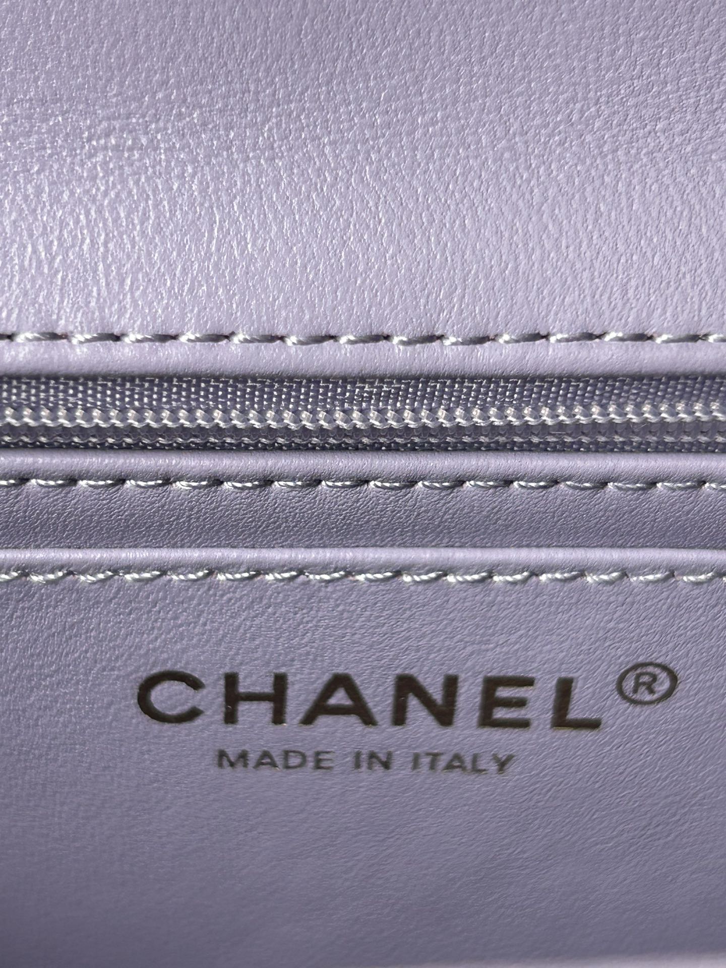 Chanel21K最新MiniCFhandle手提包AS2431经典菱格口盖包饰以精致经典链子搭配手提细
