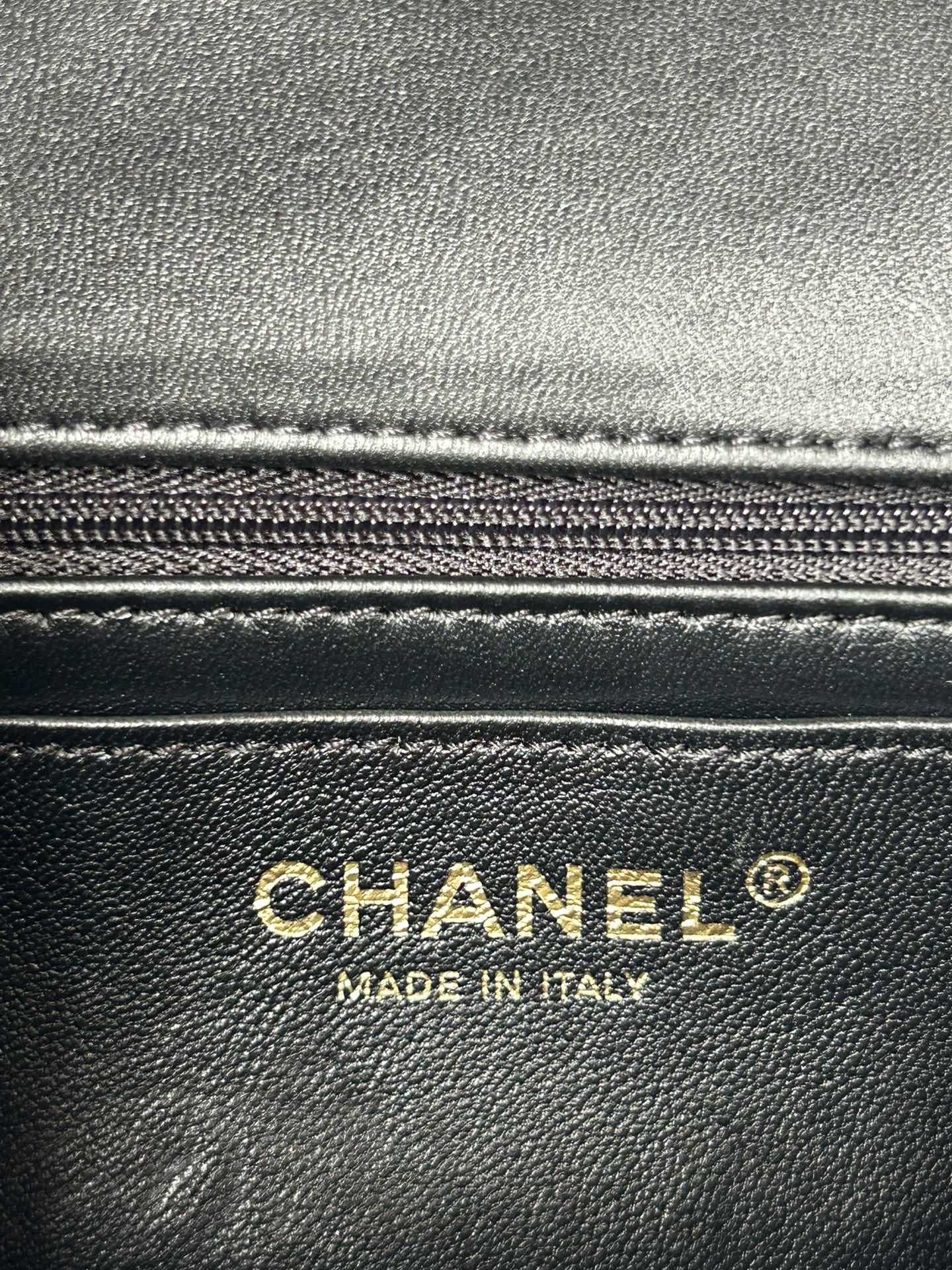 Chanel21K最新MiniCFhandle手提包AS2431经典菱格口盖包饰以精致经典链子搭配手提细