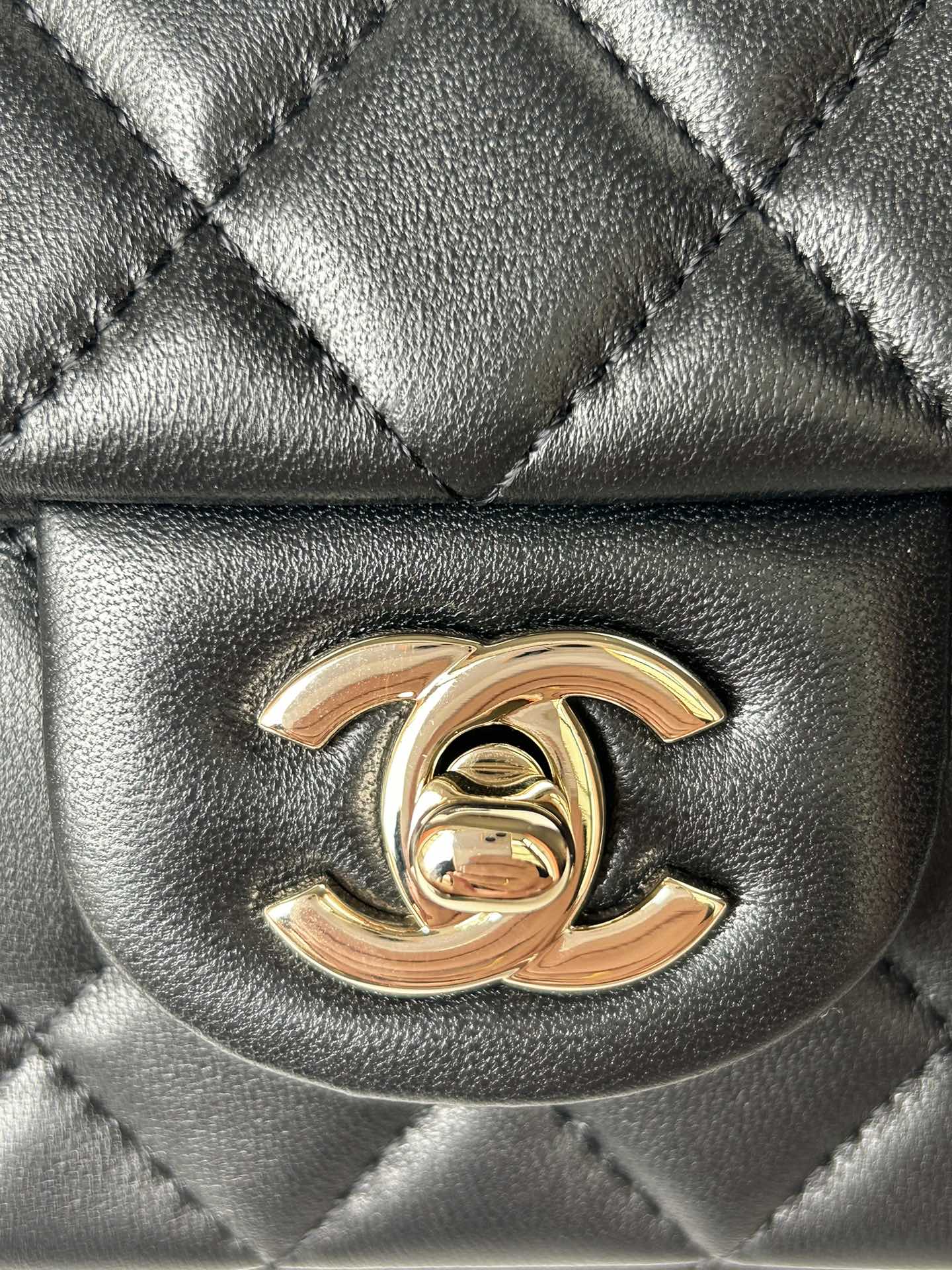 Chanel21K最新MiniCFhandle手提包AS2431经典菱格口盖包饰以精致经典链子搭配手提细