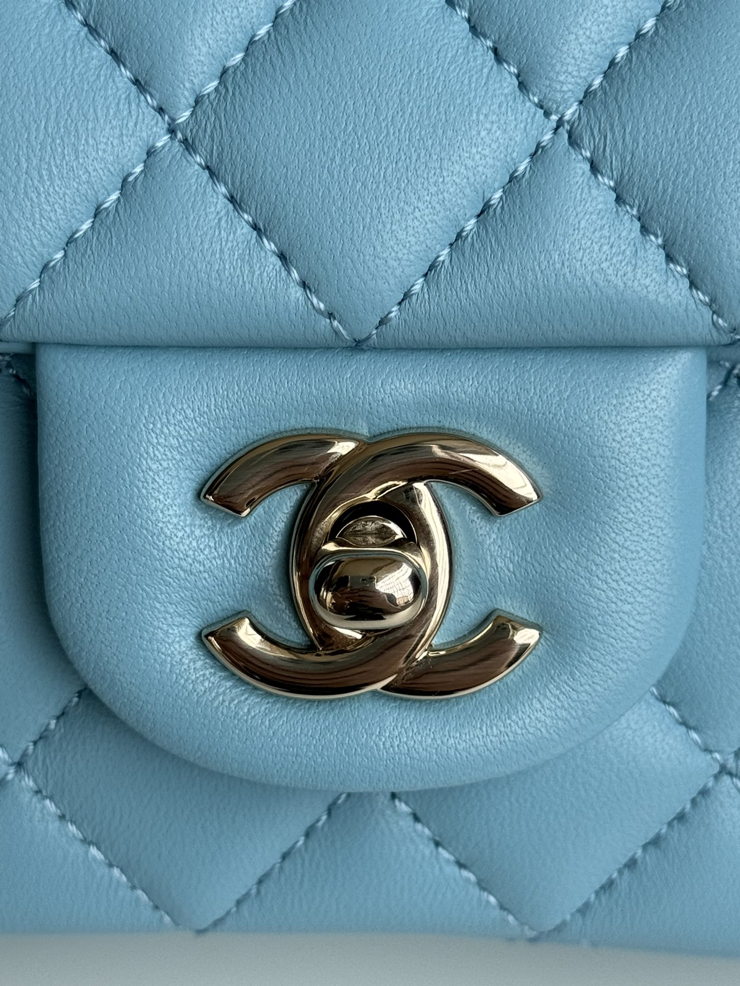 Chanel21K最新MiniCFhandle手提包AS2431经典菱格口盖包饰以精致经典链子搭配手提细