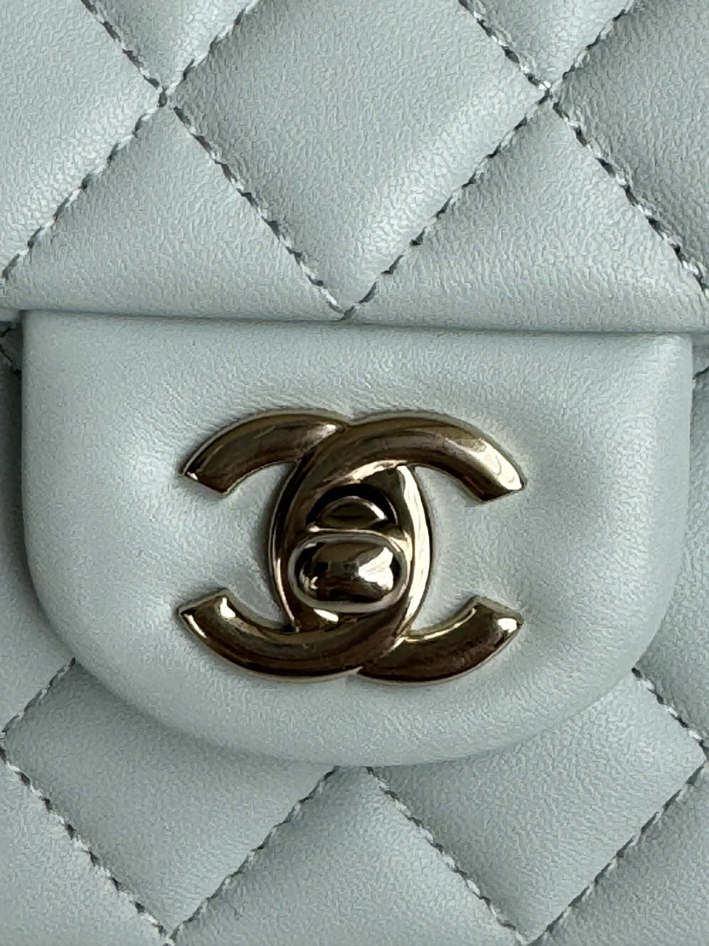Chanel21K最新MiniCFhandle手提包AS2431经典菱格口盖包饰以精致经典链子搭配手提细