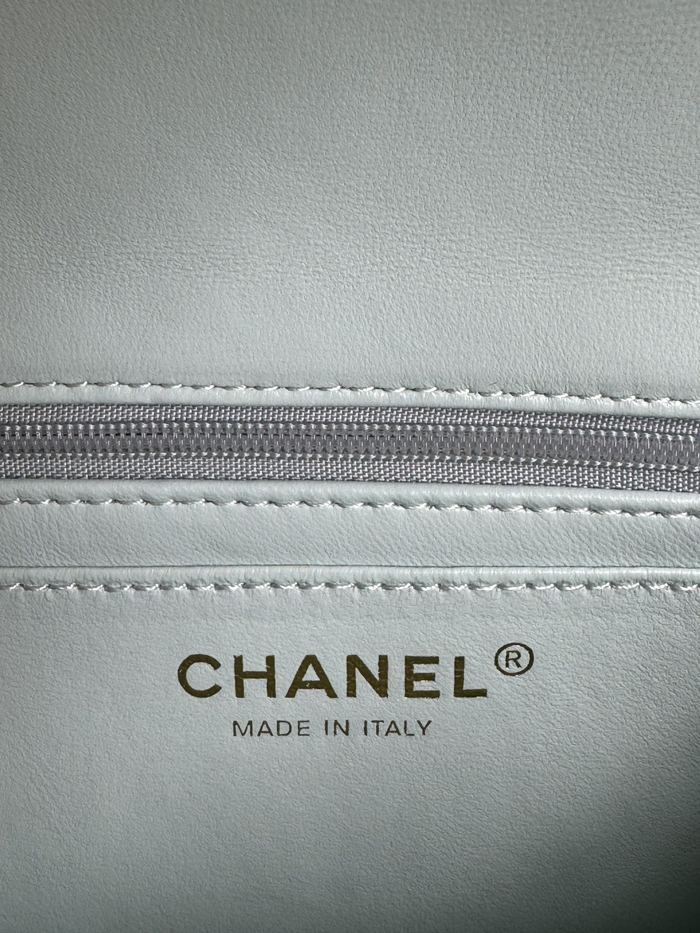 Chanel21K最新MiniCFhandle手提包AS2431经典菱格口盖包饰以精致经典链子搭配手提细