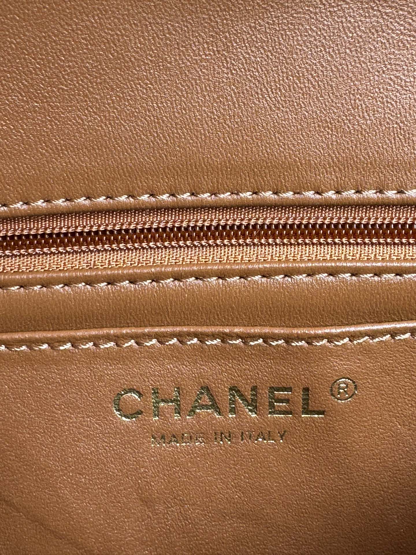 Chanel21K最新MiniCFhandle手提包AS2431经典菱格口盖包饰以精致经典链子搭配手提细