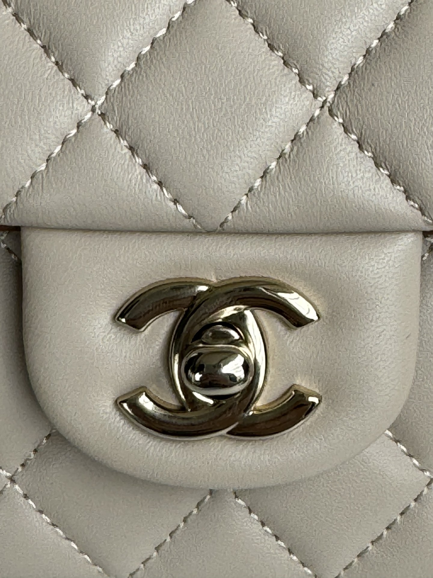 Chanel21K最新MiniCFhandle手提包AS2431经典菱格口盖包饰以精致经典链子搭配手提细
